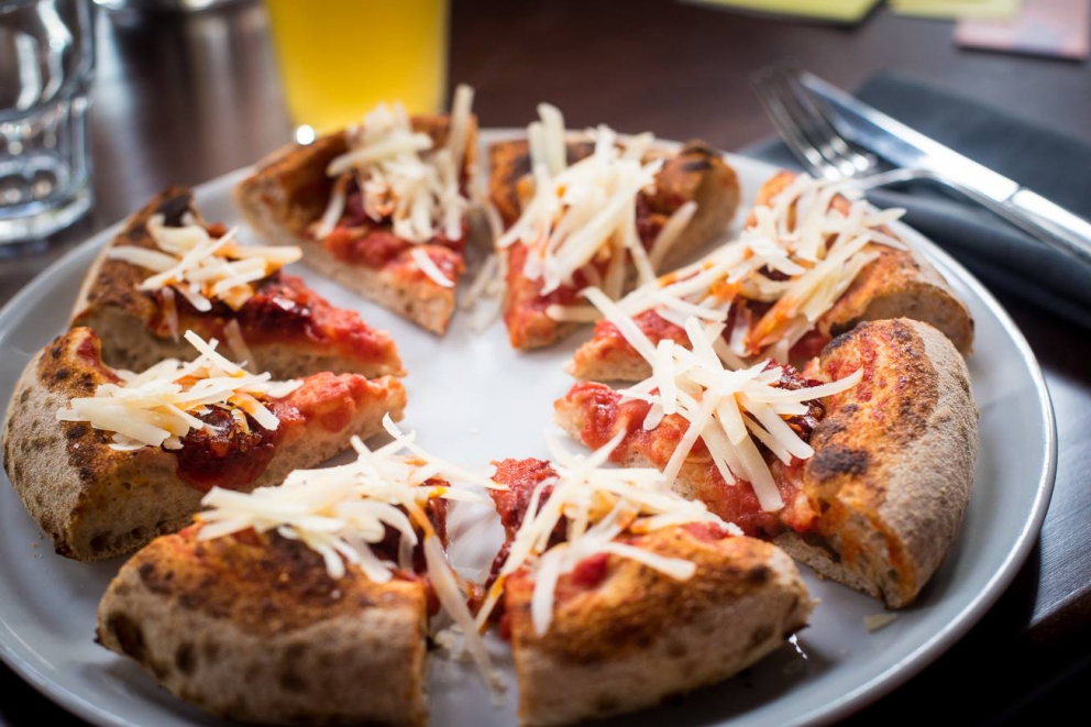 Galleria fotografica






Patrick Ricci, Pomodoro & Basilico, San Mauro Torinese (Torino)

Emozioni - Foie gras con criollo 100%, mostarda di fichi e mousse al caffè. Sottotitolo, l'amore in un morso. Resta in bocca un gusto finale di amaro e dolce, è un po' la sensazione che si prova quando si vive un amore, ma nei momenti un po' tristi, dopo una lite o quando non è corrisposto – foto Luca Appiotti









Simone Lombardi, Dry, Milano

Pizza anguilla al cartoccio, cime di rapa e provola affumicata - Un piatto dalla prevalente nota affumicata data dalla cottura dell’anguilla nel forno a legna. Le cime di rapa ne risaltano: sapidità, grassezza e tendenza amarognola









Leonardo Giannico, Taverna Gourmet, Milano

Pizza polipo e cime di rapa, impasto al nero di seppia – Con vellutata di broccoli calabresi cime di rapa e polipo alla plancia, il tutto accompagnato da un bicchierino di acqua di polipo, lime e pepe nero, per sciacquare la bocca e accompagnare la pizza









Antonio Pappalardo, La Cascina dei Sapori, Rezzato (Brescia)

Pizza da degustazione con tagliatelle di seppia, caco, noce macadamia e frutto della passione - L'abbiamo proposta in anteprima per la serata di beneficienza che abbiamo organizzato a favore della fondazione PInAC ed è piaciuta molto. L'ho creata insieme al mio secondo Matteo Attianese, perché abbiamo visto che in precedenza abbiamo proposto la seppia in alcune pizze ma sempre con poco successo. Quindi cambiando forma alla seppia (prima cotta sottovuoto e poi tagliata con l'affettatrice a mó di tagliatella) ho notato che è stata molto apprezzata









Denis Lovatel, Da Ezio, Alano di Piave (Belluno)

In-fusioni - La pizza inaugura un progetto al quale tengo molto, prevede la creazione di 12 pizze d'autore ideate insieme ad altrettanti importanti chef. Ne proporremo una al mese qui Da Ezio. Questo mese partiamo con una pizza creata insieme a Francesco Brutto di Undicesimo Vineria, premiato di recente come Miglior Chef Emergente del Nordest. Insieme abbiamo pensato una pizza bianca con fiordilatte, topinambur al forno, chips di cavolo nero, succo di cavolo nero, noci e infuso di Pu'er, un particolare tè post-fermentato cinese della regione della Yunnan, che più invecchia e più migliora. Sulla pizza usiamo un Pu'er del 1998 con sentori di noce, cantina, terra e corteccia. In generale è una pizza che gioca sull'armonia e non sui contrasti, i gusti si richiamano a vicenda









Alberto Morello, Gigi Pipa, Este (Padova)

Gennaio nell'orto - La verdura è ovviamente di nostra produzione (broccolo verde, finocchio con aneto, cipolla caramellata, spuma di spinaci e parmigiano, chips di broccolo fiolaro)









Ruggero Ravagnan, Grigoris, Mestre (Venezia)

Cavolo che sarda! - Fiordilatte, cavolo nero, sarda al forno, peperoncino fresco, pane croccante di Petra9, finocchietto









Simone Padoan, I Tigli, San Bonifacio (Verona)

Pizza raperonzoli e pasta di salame - Perché per me è la perfetta trasposizione di ricordi di infanzia in un piatto moderno, capace di attualizzare sapori tradizionali tipici di questo periodo









Renato Bosco, Saporè, San Martino Buon Albergo (Verona)

Aria Affumicata - Aria di pane cotta al vapore con renga affumicata e con crema calda di broccoletto di Custoza. Tradizioni e usanze della cucina veronese vogliono essere riportate in chiave attuale presentando un piatto che si troverà a Saporè nel periodo quaresimale. In molti paesi del Veronese si festeggia la renga (pesce povero) in concomitanza con il mercoledì delle ceneri. Sacro e profano si mescolano






