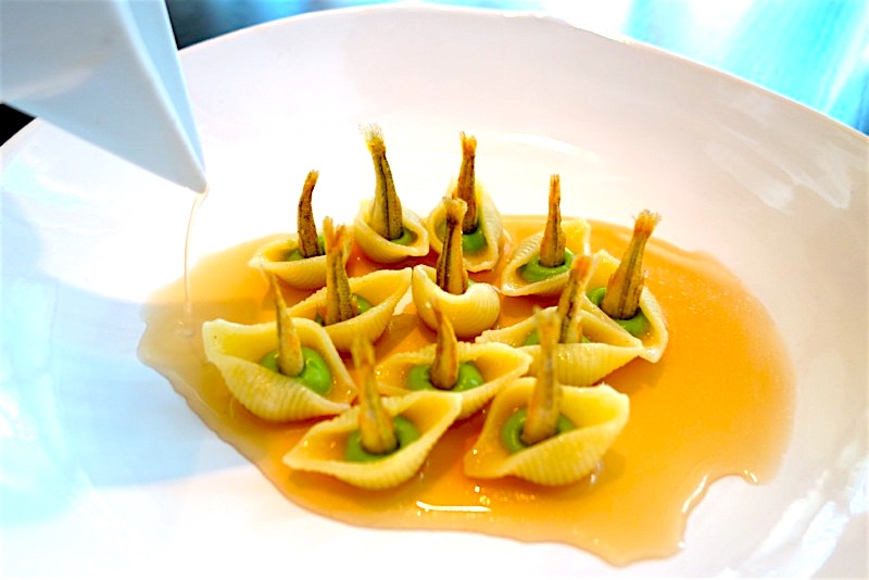 Galleria fotografica






Mario Cornali, Collina, Almenno San Bartolomeo (Bergamo)

Lumache di Almenno stufate, fumetto di mais velo di Prato - Questo piatto è la conseguenza di un incontro con Andrea Togni, giovane elicicoltore di Almenno. Sono stato stimolato dal fatto che a soli due km da casa ci fosse un allevamento biologico di chiocciole. Ho voluto rappresentare in un solo elemento le suggestioni del territorio (fumetto di mais) e dell'habitat della lumaca (il velo di Prato, sottilissimo velo croccante fatto di foglie di spinacio) che rappresenta il nutrimento delle lumache stesse









Antonio Cuomo, Hostaria del Relais San Lorenzo, Bergamo

Dreaming… Cesar salad - Abbiamo ricostruito un grande classico trasformando tutte le consistenze, con acqua di parmigiano, gelato all'insalata iceberg e cremoso ai pomodori confit









Giuliano Pellegrini, Lio Pellegrini, Bergamo

Insalata di trippa, tonno, polenta fritta, ceriolo e fagioli bianchi di Soragna - La trippa è un piatto che ho voluto modificare perché ne ho sempre avuto un ricordo piacevole. Nonna Alice la preparava in umido in maniera eccelsa...









Antonio Borruso, Umami, Bormio (Sondrio)

Neve al sole - Un dessert pensato prima di tutto per un omaggio al mitico Pino Daniele e poi anche al sole, perché mi manca tanto, essendo napoletano. Quanto alla neve, non manca certo qui in Valtellina... Questo dolce abbina zafferano, lichi e cremoso al cioccolato bianco









Enrico e Roberto Cerea, Da Vittorio, Brusaporto (Bergamo)

Granchio reale al vapore con pralinato di nocciole e bottarga – Un piatto intrigante e goloso, dove le carni bianche e rossicce, sode e dolci come il miele, ben si accompagnano alla sapidità della bottarga, ben più rude e decisa. Il tutto accompagnato dall’untuosità e croccantezza della miglior nocciola del mondo, la tonda gentile di Cortemilia









Nadia e Giovanni Santini, Dal Pescatore, Canneto sull'Oglio (Mantova)

Crema di patate di montagna con uova pochè, bottarga di tonno, caviale asetra royal e capperi – Un grande piatto nella tradizione del Pescatore, ma concepito e realizzato dalla nuova generazione in cucina, rappresentata da Giovanni Santini – foto Culinaire Saisonnier-Dirk Kerstens









Enrico Bartolini, Devero, Cavenago di Brianza (Monza Brianza)

Risotto Arlecchino - La salsa sotto il riso sopra. Un ritorno alle figure barocche viste con occhi moderni









Daniel Facen, Anteprima, Chiuduno (Bergamo)

Insalata di tonno, uovo acido, patate viola e olio d'oliva - È una sorta di nizzarda dove il tonno viene scottato e raffreddato in acqua e ghiaccio. Le patate viola hanno varie consistenze, sia a pezzi che in un piccolo purè e disidratate. Il pomodoro è confit. i fagiolini vengono cotti con gli ultrasuoni, l’uovo invece in aceto e l’olio è in una capsula di zucchero, con acciughe del Cantabrico









Davide Oldani, D’O, Cornaredo (Milano)

Midollo di mela alla milanese - Perché rappresenta la tradizione del “piatto” milanese con la leggerezza della buona cucina moderna









Stefano Cerveni, Due Colombe, Corte Franca (Brescia)

Spaghetti tiepidi, scampi, paprika dolce e caviale Tradition Calvisius - Lusso e sapore in un piatto di semplicità millimetrica. La temperatura di servizio di 40° esalta al massimo le fragranze degli ingredienti e il piacere nel degustarli









Fabio Abbattista, Leone Felice de L'Albereta, Erbusco (Brescia)

Lavarello alla mugnaia, tofeee di cavolfiore e calamondino - Questo piatto è oggi la dichiarazione più esplicita della mia cucina: dopo 2 anni alla scoperta del territorio di Franciacorta e grazie al rapporto speciale creato con Ferdinando Soardi, pescatore di Monte Isola selezionato anche da Slow Fish per la sua attenzione alla ecosostenibilità, ho scelto di dare voce alla straordinarietà del pesce di lago, in questo caso il lavarello, valorizzandolo con un abbinamento inedito che unisce la tradizione tutta pugliese della cima di rapa e del cavolfiore con il calamondino: un agrume nato dall’incrocio del mandarino con il kunquat, originario della Cina









Silvio Salmoiraghi, Acquerello, Fagnano Olona (Varese)

Storione in bianco - A noi piace molto questo piatto perché rappresenta l'uso del pesce di lago in Italia. E' una versione dello storione alla ferrarese









Ilario Vinciguerra, Ilario Vinciguerra, Gallarate (Varese)

Dripping di pasta - Lo chef si ispira alla pittura in uno stile innovativo in cui i colori esprimono tutta la loro forza, così come gli ingredienti i loro intensi sapori









Riccardo Camanini, Lido 84, Gardone Riviera (Brescia)

Doppi bottoni di ricotta, alici, limone e rape – Un piatto in carta da due settimane: è essenziale, semplice, pulito. Offre il gusto classico di ricotta, limone e alici, ma non gioca solo con la morbidezza, perché prevede il “croccante sfalsato” delle rape. Sono verdure che, per loro conformazione, presentano fibre irregolari; questa irregolarità dunque si sente durante la masticazione, che risulta insolita. Doppio bottone perché prevede sotto e sopra una sfoglia di rapa, in mezzo il bottone che risulta visibile - tra le fettine di rapa traslucide - e pronto a scoppiare in bocca









Stefano Baiocco, Villa Feltrinelli, Gargnano (Brescia)

Maialino orvietano "alla diavola" - Con crema di erbe silvestri. Il palato viene stuzzicato da note grasse e acide, foglie amare e tocchi piccanti, parti morbide e croccanti...









Fabrizio Ferrari, Al Porticciolo 84, Lecco

Pache Felicetti, scarpette alla piastra, salsa armoricaine, puntarelle, cipolla dolce essiccata e polvere di dragoncello - Un fuoco d’artificio per il palato che durerà tutto l’anno!









Alberto Buratti, Koinè, Legnano (Milano)

Spaghetti di riso in cagnone - Classico della zona dove siamo noi, il cagnone diventa il condimento per degli spaghetti di riso fatti in casa, che vengono cotti nel siero di parmigiano e mantecati con burro nocciola. Rispettando il nome e la filosofia del ristorante uniamo un condimento locale con un formato globale









Marco Ambrosino, 28 Posti, Milano

Chiajozza - Canocchie, olio al pino marittimo, gelato al riccio di mare, cavolo cappuccio. Simbolo delle mie origini (la Chiajozza è la baia di Procida dove sono nato). Scelto per la capacità di rimandare luoghi lontani. Voglio portare un pezzo di costa tirrenica nel piatto fortemente identitario, cui tengo molto









Eugenio Roncoroni e Beniamino Nespor, Al Mercato, Milano

Consistenze di carciofi e cardi – Abbiniamo carciofo alla romana e cardo gratinato con crumble di acciughe, creme di carciofi e cardi, aglio confit e sfoglia soffiata di cardi, poi una spolverata di pepe. Un piatto di stagione che rappresenta esattamente dove sta andando la nostra cucina: l’interpretazione lo studio e il gioco di pochi ingredienti, portati al massimo









Vittorio Fusari, Al Pont de Ferr, Milano

Anguilla di Cabras affumicata, daikon, essenza di barbabietola rossa e croccante di nocciole - Una ricetta del nuovo menu in cui ho inteso racchiudere i miei temi. Scelgo una materia prima, l'anguilla di Cabras, che viene da allevamenti sostenibili, una forma importante di sviluppo economico virtuoso. Poi richiamo le piccole produzioni agricole del parco Sud Milano, un'agricoltura che si sta risvegliando a salvaguardia dei terreni. Il cibo è la prima medicina, e il daikon lo simboleggia









Viviana Varese, Alice, Milano

Omaggio ad Ángel León - Ángel León, chef stellato Michelin in Andalusia, è l’unico cuoco al mondo ad aver trovato il modo di estrarre il plancton. Sono stata al suo ristorante a El Puerto de Santa Maria, vicino a Cadice, e mi ha ispirato il suo utilizzo del plancton in cucina e quindi è nato questo "omaggio” che è un risotto al plancton con un brodo di seppia molto denso, una salsa aioli leggera, lime e seppia fritta a guarnirlo. Ne vado fiera perché si sente il mare in questo piatto, e ho scoperto un nuovo ingrediente che non conoscevo: il plancton, che in greco significa "vagabondo" perché composto da quegli organismi che vengono trasportati passivamente dalle correnti e dal moto ondoso. Quando serviamo questo risotto lo accompagniamo da un sottopiatto che è una fotografia al microscopio del plancton fatta da due biologi marini, i fratelli Sardet, studiosi della materia









Matteo Torretta, Asola, Milano

Maxi bon di manzo con pappa al pomodoro - Un piatto evocativo, con ricordi d'infanzia e di tradizione









Hirohiko Shimizu, Basara, Milano

Tagliatelle di seppia con gamberi rossi, capesante, ricci, caviale con olio d'oliva e succo di yuzu – Mi sono ispirato agli spaghetti con frutti di mare. Desideravo realizzare un piatto con solo pesce crudo









Guoqing Zhang, Bon Wei, Milano

Pollo del generale Zuo Zongtang - Una specialità dello Hunan, che lo chef ha realizzato in collaborazione con il collega Zhang Qinglong, originario appunto di quella regione. Il generale Zuo Zongtang era funzionario della dinastia Qing. La ricetta che prende il suo nome rappresenta una delle principali specialità dello Hunan. E' un piatto il cui sapore esplode in bocca lentamente e solo alla fine. E' un pollo fritto nella sua pelle, condito con peperoncino rosso (nello Hunan si mette il peperoncino praticamente ovunque), tofu marinato nel vino cinese, zucchero, sale, salsa di abalone e salsa di fagioli gialli. Infine viene saltato con olio di sesamo e guarnito con sesamo nero






