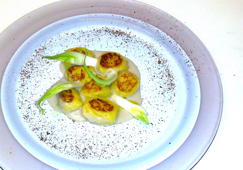 Galleria fotografica






Giorgio Damini, Damini & Affini, Arzignano (Vicenza)

La mia caesar salad - L'idea è sicuramente nata dopo le mie esperienze londinesi, quando ho scoperto come una salsa cambi completamante il gusto dell'insalata. Quindi ho cercato di esaltare tutti gli ingredienti dividendoli uno per uno, senza mescolare nulla, poi un pizzico di macelleria con la carne disidratata al posto del pollo e, dulcis in fundo, il pane di Eugenio Pol









Alessandro Dal Degan, La Tana, Asiago (Vicenza)

Crudo di anatra fiammeggiata, topinambur, foglie di faggio e sorbo dell'uccellatore - E' un piatto che per tonalita amaro-salate e per quelle dei colori è un simbolo della stagione fredda e della monocromia invernale. Un omaggio alla lentezza









Alessio Longhini, Stube Gourmet dell'hotel Europa, Asiago (Vicenza)

Riso carnaroli mantecato alla crema di topinambur, crudo di ricciola, caramello di birra stout, uova di salmone - Piatto che rispecchia le mie esperienze. Raccoglie gusti e consistenze diversi tra loro









Alfio Ghezzi, Locanda Margon, Trento

Non aglio e olio, non cacio e pepe, ma insolito Trentino - Spaghetti Monograno Felicetti, TrentoDoc Ferrari Perlé, Trentingrana e olio extravergine Garda Trentino Dop Uliva... Un piatto che nasce sulla suggestione di Bottura: «...ma siamo proprio sicuri che la tradizione sia rispettosa del territorio?». E che si sviluppa attraverso la tecnica dei due classici, aglio e olio e cacio e pepe, declinati però in chiave trentina









Giuliano Baldessari, Aqua Crua, Barbarano Vicentino (Vicenza)

Mungotto alle capesante, artemisia e argilla - Lo propongo perché offre un punto di vista diverso sul mondo del risotto. Il mungotto è il nome che ho dato al "risotto" fatto con i fagioli mung al posto del riso









Lionello Cera, Antica Osteria Cera, Campagna Lupia (Venezia)

Spaghettino freddo con cavolfiore, champagne rosé, scampo e ostrica - Un piatto che nasce dopo avere cotto il cavolfiore assieme ai gusci delle canocchie. Ho pensato di conferirgli acidità e ho fatto ridurre dello champagne con anice stellato. Poi scampo crudo battuto e un pezzo di ostrica per ricordare il mare in purezza









Nicola Dinato, Feva, Castelfranco Veneto (Treviso)

Risotto al broccolo di Bassano, cannocchie, mandarino, alici - "...with tangerine trees and broccoli skies..". Citiamo, modificandola, una frase del brano Lucy in the Skies with Diamonds, dei Beatles. Proponiamo l'italianità in un primo piatto invernale, che coglie spunti dal territorio limitrofo (il broccolo di Bassano del Grappa, le cannocchie della Laguna di Venezia), ma anche da altrove (i mandarini siciliani, la colatura di alici di Cetara). Il tutto unito da un grande riso, il Principato di Lucedio









Giuseppe D’Aquino, Oseleta, Cavaion Veronese (Verona)

Spaghetti al pomodoro del piennolo, burrata e scorza di limone – Un piatto che nella sua semplicità è diventato il must del ristorante Oseleta. Un piatto per il quale a detta di tanti vale la pena fare il viaggio









Riccardo Gaspari, El Brite de Larieto, Cortina d'Ampezzo (Belluno)

Spaghetto di montagna - Il profumo del bosco sfida la tradizione italiana in un semplice spaghetto aglio e olio









Donato Episcopo, La Corte dell'hotel Villa Abbazia, Follina (Treviso)

Mandorla di Toritto, composta di fichi “paradiso”, spugna all’alloro e gelato moka - Questo dessert nasce da un capriccio di mia mamma che, durante un mio viaggio, decise di mettermi di nascosto, in valigia, un vasetto di fichi secchi. Non so come fece a passare i controlli in aeroporto e comunque quando lo trovai fu una bella sorpresa. Mi ricordo che da ragazzo, quando andavo a casa delle zie o dei nonni, con il caffè offrivano dei fichi secchi con al centro una mandorla e un pezzettino di foglia di alloro (usanza della mia terra, che è il Salento)









Alberto Basso, 3Quarti, Grancona (Vicenza)

Risi e latte, miele, sfere di birra al lampone e ribes - Riso e latte è la tradizione, il cibo povero per eccellenza nelle nostre zone. Siamo partiti quindi da questo e dalla semplicità per sviluppare un dolce inusuale e per certi versi anche un po' estremo. Il riso viene cotto nel latte e mantecato col gorgonzola, per dare un po’ di sapidità, e miele del bosco di Rigoni di Asiago. Lo serviamo con lamponi disidratati, ribes e sfere di birra al lampone









Nicola Portinari, La Peca, Lonigo (Vicenza)

Anguilla in forno di braci con guava e tamarindo - L'anguilla è difficile da affrontare per la clientela a causa della sua grassezza. Quindi la sfida è creare un piatto da consigliare per poi ricevere complimenti e la conseguente voglia di mangiarlo di nuovo. Risulta croccante fuori e morbido dentro, con la guava che con la sua fresca tannicità doma la parte grassa dell'anguilla, mentre il tamarindo addolcisce e rende raffinato e vellutato il suo sapore rustico e leggermente terroso









Leandro Luppi, Vecchia Malcesine, Malcesine (Verona)

Raviolo aperto di spaghetti, lago e zafferano - Un chiaro omaggio al Marchesi del Raviolo aperto e allo Scabin dello spaghetto cotto in sottovuoto. In più, il mio lago









Lorenzo Cogo, El Coq, Marano Vicentino (Vicenza)

Ritorno alla sapidità - Alice sotto sale, rapa, dragoncello, kiwi fermentato, petali di carciofo e umibudo









Piergiorgio Siviero, Lazzaro 1915, Pontelongo (Padova)

Scam-pato verso i colli – Uno scampo di Chioggia tostato in saor, noce salata e tarassaco, chips di topinambur. Risalendo dalle valli di Chioggia lungo il Bacchiglione, il percorso tra storia e identità del mio territorio









Massimiliano Alajmo, Le Calandre, Rubano (Padova)

Mozzarella di mandorle - Una finta mozzarella di pasta cotta di zucchero, miele e albume soffiato come uno zucchero filato, senza l’utilizzo di coloranti o altri elementi artificiali. La ricostruzione olfattiva del piatto rimanda a una vera mozzarella per la presenza dell’acqua, dell’olio extra vergine di oliva, dell’origano e dei canditi vegetali. Ironia e immaginazione per travestire la mandorla e proiettarla in un’altra dimensione, per far riscoprire in pochi istanti una sensazione lattico-tattile-olfattiva e visiva in un dolce che non contiene nemmeno una goccia di latte – foto Bob Noto









Pierchristian Zanotto, Gambrinus, San Polo di Piave (Treviso)

Gamblù – E’ il nostro "blu" vegetale affinato in bacche di uva rabosa bio, sedano rapa e pane al pepe rosa. Seguendo il nostro percorso di cucina etica e responsabile, senza rinunciare alla golosità dei grandi formaggi









Oliver Piras e Alessandra del Favero, Aga dell'hotel Villa Trieste, San Vito di Cadore (Belluno)

Linguine, mirtilli, luppolo e salsiccia di manzo cruda - Abbiamo ricreato con due varietà di mirtilli diverse lo stesso ph del pomodoro e il condimento ricorda il classico sugo alla campidanese delle mie zone d'origine









Fabrizia Meroi, Laite, Sappada (Belluno)

Piatto del Piave - Salmerino leggermente marinato, yogurt alla camomilla di fiume, salsa di patate dolci e olio al crescione, meringhe all'alga spirulina e caramella effervescente.
Il piatto è dedicato al fiume che nasce a Sappada. Nel 2015 ricorreva inoltre il centenario della Prima Guerra Mondiale, evento storico che ha visto protagonista proprio il Piave









Corrado Fasolato, Spinachile Resort, Schio (Vicenza)

Filetto di Triglia con iceberg di ortaggi invernali e moka ai germogli di bosco - È una triglia cotta a bassa temperatura e poi messa su degli iceberg di ortaggi (frullati di verdure sifonati a -40°) e un brodo denso di gallina. Il tutto va irrorato con un’estratto di germogli di piante di bosco profumato con riccioli freschi di legno di castagno. Il calore scioglie gli iceberg e il tutto si trasforma quasi in un passato di verdure






