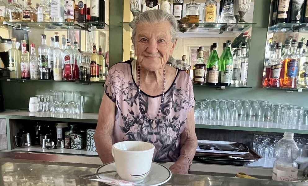 Anna Possi e il suo Bar Centrale a Nebbiuno: la storia della barista più longeva d'Italia