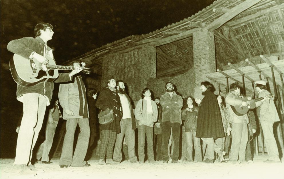 Galleria fotografica






La copertina di Slow Food. Storia di un’utopia possibile, di Carlo Petrini e Gigi Padovani, Giunti-Slow Food Editore, pagg 356, settembre 2017, 18 euro (15,30 euro acquistandolo qui)









Il manifesto Slow-food uscito il 3 novembre 1987 sul Gambero Rosso, con una chiocciola disegnata da Gianni Sassi









Carlin Petrini a Terra Madre









Passo indietro, siamo agli albori di Slow Food: Cantè i'euv nel 1979






