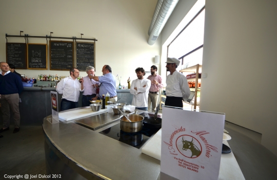 Galleria fotograficaPaolo Casanova, chef padrone di casa del Dopolavoro
Sullo sfondo, il nippo-brasiliano Roberto Okabe, protagonista con i maki in versione rubitt
La Lingua cotta in due modi di Eugenio Roncoroni e Beniamino Nespor del ristorante Al MercatoProve generali della Brass Jazz Band
L'Anguria con quartirolo e menta di Alice Delcourt, chef dell'Erba BruscaDegustazione di rubitt
Acqua Panna e S.Pellegrino e Birra Moretti, sponsor della maratona insieme a Lavazza, Inoxpi&ugrave;, San Bitter e Macelleria Annunciata
Cesare Battisti, il "padre" dei rubitt: al Ratan&agrave;, Battisti propone da sempre le "piccole cose di pregio" all'ora dell'aperitivo
&nbsp;Il Panino con lampredotto in due bocconi: il rubitt &egrave; a firma Roncoroni&Nespor
La Tartare di vitello sanato con bottarga, uova di trota e topinambur croccante di Cesare Battisti. La splendida carne &egrave; della Macelleria Annunciata di Milano
Maratona a suon di jazz
La Frittura di schie su polentina mediterranea di Paolo Casanova
Uno dei tre dolci rubitt del pasticciere Luca De Santi: il Biscotto bretone croccante con albicocca marinata al lime e cremoso allo yogurt. De Santi ha anche firmato la merenda del pomeriggio con biscotti e gelatine.
La lavagna del Dopolavoro con il Menu Rubitt
Un'esterna dell'HangarBicocca
Maki Selection by Roberto Okabe e Gustavo Young