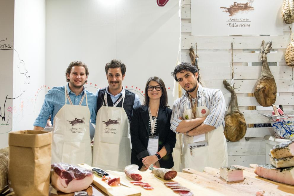 Galleria fotografica






Acetaia Giusti - Il Gran Deposito Aceto Balsamico di Giuseppe Giusti, la più antica azienda produttrice di Aceto Balsamico di Modena fondata nel 1605, ha portato al congresso l’intera Collezione Storica Giusti, una selezione di pregiati aceti balsamici invecchiati fino a 100 anni, assieme a un panettone all’aceto balsamico creato per Acetaia Giusti dall’Antica Pasticceria Muzzi. «Il nostro aceto è sempre in viaggio – ci ha raccontato Claudio Giusti – E' molto interessante vedere come viene utilizzato nelle cucine fusion di tutto il mondo, in Giappone, in Korea e nelle cucine americane e sudamericane». A Identità Golose il Banda Rossa, un aceto balsamico che invecchia in antiche botticelle risalenti al 1600, è stato in assoluto il preferito dagli chef









Agrimontana - Con Agrimontana abbiamo fatto un viaggio tra estetica, ragione e sentimento grazie a diversi appuntamenti con il pastry consultant Emmanuele Forcone che ci ha fatto scoprire forme e strutture in pasticceria; Andrea Tortora, pastry chef, che ha fatto la colomba, preparato la colazione e reinterpretato il pandoro; Diego Crosara, pastry consultant, che ha preparato un Gelato e cioccolato tra dolce e salato; e lo chef Marco Perez che ci ha mostrato un “cibo da favola” in un gioco di molteplici sapori dal gusto unico. Protagonisti i frutti della natura: zenzero candito, amarena chiara, albicocche, pere e olive siciliane candite









Alaska Seafood Marketing Institute (ASMI) - Presenti allo stand di Alaska Seafood i pesci che rappresentano l'eccellenza del gusto, il trionfo della naturalità e, soprattutto, della qualità. Abbiamo scoperto la raffinatezza dei prodotti ittici dell'Alaska: salmone selvaggio, black cod, granchio reale e ikura. Alessio Taffarello, chef di Lile in cucina, ha preparato deliziosi finger food con alcune di queste prelibatezze. Un viaggio meraviglioso dove l'alta qualità della materia prima e la libertà creativa dello chef hanno creato un'esperienza gustativa indimenticabile









Ambasciatori del Gusto - Presenti al congresso anche gli Ambasciatori del Gusto: cuochi, ristoratori, pizzaioli, sommelier, persone di sala, pasticcieri e gelatieri che attraverso il proprio mestiere si sono distinti nella valorizzazione del patrimonio agroalimentare ed enogastronomico italiano. L’associazione Ambasciatori del Gusto è una realtà senza scopo di lucro, espressione dell’eccellenza della ristorazione e della pasticceria italiana









Angelo dello chef - Angelo e Roberta Castellani hanno presentato tutto ciò che può essere utile per uno chef e ristoratore: arredo tavola, forniture complete per cucine professionali, pregiate porcellane, tutto per il finger food, macchinari, specialità alimentari e articoli per la pasticceria






