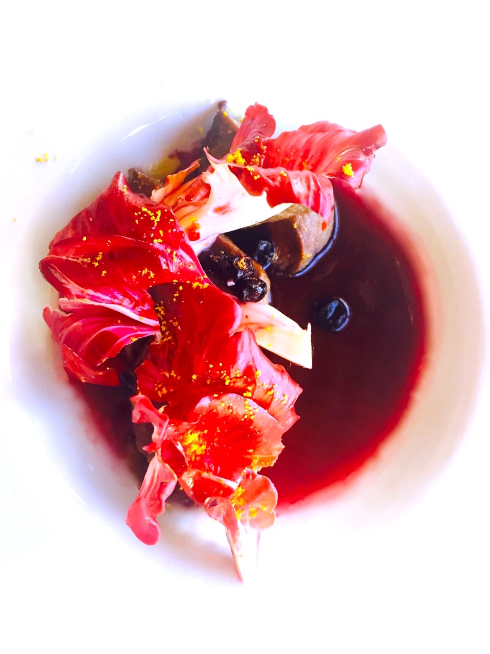 Galleria fotografica






Giorgio Damini, Damini & Affini, Arzignano (Vicenza)

La mia caesar salad - L'idea è sicuramente nata dopo le mie esperienze londinesi, quando ho scoperto come una salsa cambi completamante il gusto dell'insalata. Quindi ho cercato di esaltare tutti gli ingredienti dividendoli uno per uno, senza mescolare nulla, poi un pizzico di macelleria con la carne disidratata al posto del pollo e, dulcis in fundo, il pane di Eugenio Pol









Alessandro Dal Degan, La Tana, Asiago (Vicenza)

Crudo di anatra fiammeggiata, topinambur, foglie di faggio e sorbo dell'uccellatore - E' un piatto che per tonalita amaro-salate e per quelle dei colori è un simbolo della stagione fredda e della monocromia invernale. Un omaggio alla lentezza









Alessio Longhini, Stube Gourmet dell'hotel Europa, Asiago (Vicenza)

Riso carnaroli mantecato alla crema di topinambur, crudo di ricciola, caramello di birra stout, uova di salmone - Piatto che rispecchia le mie esperienze. Raccoglie gusti e consistenze diversi tra loro









Alfio Ghezzi, Locanda Margon, Trento

Non aglio e olio, non cacio e pepe, ma insolito Trentino - Spaghetti Monograno Felicetti, TrentoDoc Ferrari Perlé, Trentingrana e olio extravergine Garda Trentino Dop Uliva... Un piatto che nasce sulla suggestione di Bottura: «...ma siamo proprio sicuri che la tradizione sia rispettosa del territorio?». E che si sviluppa attraverso la tecnica dei due classici, aglio e olio e cacio e pepe, declinati però in chiave trentina









Giuliano Baldessari, Aqua Crua, Barbarano Vicentino (Vicenza)

Mungotto alle capesante, artemisia e argilla - Lo propongo perché offre un punto di vista diverso sul mondo del risotto. Il mungotto è il nome che ho dato al "risotto" fatto con i fagioli mung al posto del riso









Lionello Cera, Antica Osteria Cera, Campagna Lupia (Venezia)

Spaghettino freddo con cavolfiore, champagne rosé, scampo e ostrica - Un piatto che nasce dopo avere cotto il cavolfiore assieme ai gusci delle canocchie. Ho pensato di conferirgli acidità e ho fatto ridurre dello champagne con anice stellato. Poi scampo crudo battuto e un pezzo di ostrica per ricordare il mare in purezza









Nicola Dinato, Feva, Castelfranco Veneto (Treviso)

Risotto al broccolo di Bassano, cannocchie, mandarino, alici - "...with tangerine trees and broccoli skies..". Citiamo, modificandola, una frase del brano Lucy in the Skies with Diamonds, dei Beatles. Proponiamo l'italianità in un primo piatto invernale, che coglie spunti dal territorio limitrofo (il broccolo di Bassano del Grappa, le cannocchie della Laguna di Venezia), ma anche da altrove (i mandarini siciliani, la colatura di alici di Cetara). Il tutto unito da un grande riso, il Principato di Lucedio









Giuseppe D’Aquino, Oseleta, Cavaion Veronese (Verona)

Spaghetti al pomodoro del piennolo, burrata e scorza di limone – Un piatto che nella sua semplicità è diventato il must del ristorante Oseleta. Un piatto per il quale a detta di tanti vale la pena fare il viaggio









Riccardo Gaspari, El Brite de Larieto, Cortina d'Ampezzo (Belluno)

Spaghetto di montagna - Il profumo del bosco sfida la tradizione italiana in un semplice spaghetto aglio e olio









Donato Episcopo, La Corte dell'hotel Villa Abbazia, Follina (Treviso)

Mandorla di Toritto, composta di fichi “paradiso”, spugna all’alloro e gelato moka - Questo dessert nasce da un capriccio di mia mamma che, durante un mio viaggio, decise di mettermi di nascosto, in valigia, un vasetto di fichi secchi. Non so come fece a passare i controlli in aeroporto e comunque quando lo trovai fu una bella sorpresa. Mi ricordo che da ragazzo, quando andavo a casa delle zie o dei nonni, con il caffè offrivano dei fichi secchi con al centro una mandorla e un pezzettino di foglia di alloro (usanza della mia terra, che è il Salento)









Alberto Basso, 3Quarti, Grancona (Vicenza)

Risi e latte, miele, sfere di birra al lampone e ribes - Riso e latte è la tradizione, il cibo povero per eccellenza nelle nostre zone. Siamo partiti quindi da questo e dalla semplicità per sviluppare un dolce inusuale e per certi versi anche un po' estremo. Il riso viene cotto nel latte e mantecato col gorgonzola, per dare un po’ di sapidità, e miele del bosco di Rigoni di Asiago. Lo serviamo con lamponi disidratati, ribes e sfere di birra al lampone









Nicola Portinari, La Peca, Lonigo (Vicenza)

Anguilla in forno di braci con guava e tamarindo - L'anguilla è difficile da affrontare per la clientela a causa della sua grassezza. Quindi la sfida è creare un piatto da consigliare per poi ricevere complimenti e la conseguente voglia di mangiarlo di nuovo. Risulta croccante fuori e morbido dentro, con la guava che con la sua fresca tannicità doma la parte grassa dell'anguilla, mentre il tamarindo addolcisce e rende raffinato e vellutato il suo sapore rustico e leggermente terroso









Leandro Luppi, Vecchia Malcesine, Malcesine (Verona)

Raviolo aperto di spaghetti, lago e zafferano - Un chiaro omaggio al Marchesi del Raviolo aperto e allo Scabin dello spaghetto cotto in sottovuoto. In più, il mio lago









Lorenzo Cogo, El Coq, Marano Vicentino (Vicenza)

Ritorno alla sapidità - Alice sotto sale, rapa, dragoncello, kiwi fermentato, petali di carciofo e umibudo









Piergiorgio Siviero, Lazzaro 1915, Pontelongo (Padova)

Scam-pato verso i colli – Uno scampo di Chioggia tostato in saor, noce salata e tarassaco, chips di topinambur. Risalendo dalle valli di Chioggia lungo il Bacchiglione, il percorso tra storia e identità del mio territorio









Massimiliano Alajmo, Le Calandre, Rubano (Padova)

Mozzarella di mandorle - Una finta mozzarella di pasta cotta di zucchero, miele e albume soffiato come uno zucchero filato, senza l’utilizzo di coloranti o altri elementi artificiali. La ricostruzione olfattiva del piatto rimanda a una vera mozzarella per la presenza dell’acqua, dell’olio extra vergine di oliva, dell’origano e dei canditi vegetali. Ironia e immaginazione per travestire la mandorla e proiettarla in un’altra dimensione, per far riscoprire in pochi istanti una sensazione lattico-tattile-olfattiva e visiva in un dolce che non contiene nemmeno una goccia di latte – foto Bob Noto









Pierchristian Zanotto, Gambrinus, San Polo di Piave (Treviso)

Gamblù – E’ il nostro "blu" vegetale affinato in bacche di uva rabosa bio, sedano rapa e pane al pepe rosa. Seguendo il nostro percorso di cucina etica e responsabile, senza rinunciare alla golosità dei grandi formaggi









Oliver Piras e Alessandra del Favero, Aga dell'hotel Villa Trieste, San Vito di Cadore (Belluno)

Linguine, mirtilli, luppolo e salsiccia di manzo cruda - Abbiamo ricreato con due varietà di mirtilli diverse lo stesso ph del pomodoro e il condimento ricorda il classico sugo alla campidanese delle mie zone d'origine









Fabrizia Meroi, Laite, Sappada (Belluno)

Piatto del Piave - Salmerino leggermente marinato, yogurt alla camomilla di fiume, salsa di patate dolci e olio al crescione, meringhe all'alga spirulina e caramella effervescente.
Il piatto è dedicato al fiume che nasce a Sappada. Nel 2015 ricorreva inoltre il centenario della Prima Guerra Mondiale, evento storico che ha visto protagonista proprio il Piave









Corrado Fasolato, Spinachile Resort, Schio (Vicenza)

Filetto di Triglia con iceberg di ortaggi invernali e moka ai germogli di bosco - È una triglia cotta a bassa temperatura e poi messa su degli iceberg di ortaggi (frullati di verdure sifonati a -40°) e un brodo denso di gallina. Il tutto va irrorato con un’estratto di germogli di piante di bosco profumato con riccioli freschi di legno di castagno. Il calore scioglie gli iceberg e il tutto si trasforma quasi in un passato di verdure









Andrea Stella, Dalla Libera, Sernaglia della Battaglia (Treviso)

Gnocchi di patate soffiati con acciuga di Cetara e puntarelle - Già mia zia Libera circa cinquant'anni preparava ottimi gnocchi; così io ho deciso di riproporli in forma e consistenze nuove. Vengono soffiati in forno, mentre la base viene realizzata con l'acciuga di Cetara che per sua caratteristica è meno salata delle altre. La croccantezza viene data dalle puntarelle









Michele Cella, Basilico Tredici, Treviso

Riso, carbone, baccalà e “saor” - Sono particolarmente legato a questo piatto in quanto è stato premiato come miglior ricetta alla sesta edizione del Festival Triveneto del Baccalà - Trofeo Tagliapietra, vincendo così la manifestazione gastronomica itinerante che quest'anno ha raccolto 28 ristoranti tra Veneto, Friuli Venezia Giulia e Trentino Alto Adige e che rappresenta l’evento simbolo ed esemplare della passione per il baccalà in cui gli chef e le loro brigate si sfidano per ideare “la migliore ricetta innovativa”. Sono particolarmente legato a questo piatto anche perché rappresenta in pieno il mio concetto di cucina, in quanto ci sono prodotti che amo del mio territorio. Rispecchia la mia chiave di lettura della tradizione – foto Tobia Berti









Francesco Brutto, Undicesimo Vineria, Treviso

Riso acido - Si tratta semplicemente di un riso cotto nel succo di melograno fermentato e poi condito con tre polveri: di frutti di bosco, di karkadè e di buccia di chulo key lime bruciato. La cosa interessante per me sono le diverse acidità che lo compongono, nettamente differenti, e tutte riconoscibili: dall'acido-dolce del melograno, all'acido-amaro della polvere di limone. Gli ingredienti sono tutti autoprodotti: il limone è una piantina che mi è stata regalata da un amico di ritorno dalla Florida e che ora sta nel giardino del ristorante; i frutti di bosco sono stati raccolti quest'estate a casa mia, dove mia mamma ha coltivato anche un paio di piante di karkadè; i melograni vengono dal giardino di un nostro cameriere









Alessandro Intini, Nidaba, Montebelluna (Treviso)

Verdure alla griglia, purea di zucca e miso, gel al sakè, cavolo nero, spinacio fritto - Non c'è niente di più semplice del nutrirsi della terra, non c’è niente di più difficile del nutrirsi di essa









Andrea Asoli, Serena Baiano, Michelangelo Doria, Sabina Joksimovic, Venissa, Venezia

Pazzi "a' …mare" - Ruotepazze Benedetto Cavalieri, frutti di mare, acqua di datterini e sabbia di corallo. I frutti di mare cambiano texture, diventano gel e vanno a riempire le ruote che sono mantecate con l’acqua dei molluschi. Un’esplosione di mare in un boccone









Giancarlo Perbellini, Casa Perbellini, Verona

Quaglia affumicata, pomodori confit, carciofi, pistacchi e crema di Grana Padano - Presente nella prima carta del 2016, grande successo del 2015, è il piatto del nuovo corso di Casa Perbellini che ha riscosso lodi da tutta la clientela e che manterremo finché sarà stagione di carciofi









Italo Bassi, Confusion Lounge, Verona

Salmone in guacamole avvolto in carta di riso, con gelatina di ponzu, mandorle tostate, ikurae e leche di tigre al mango - Interpretazione oltre confine di una semplice tartare di salmone. Oriente e Centro America si uniscono in un unico piatto









Matteo Rizzo, Il Desco, Verona

Merluzzo nero e le sue trippe alla parmigiana - Lo propongo per il legame che ha con la storia della mia famiglia. E' espressione delle mie esperienze e idee









Simone Lugoboni, Oste Scuro, Verona

Astice bretone al vapore su crema e chips di topinambur con profumo d'arancio - Piatto stagionale (topinambur e arancio) che rivaluta l'astice bretone o blu (un'altra marcia a confronto col canadese) e che mi ricorda il mio periodo lavorativo trascorso da giovane in Francia









Norbert Niederkofler, St. Hubertus del Rosa Alpina, Badia (Bolzano)

Lumache con radice di prezzemolo, broccolo selvatico e riso venere - L’idea di questo piatto? Slow down a little bit in our life: ci sono tante cose belle da vedere e da vivere, perciò ci dovremmo prendere del tempo per poter apprezzare questi momenti. Il concetto di Cook the Mountain è sempre più forte nel nostro lavoro e ora con l’arrivo di Care's completiamo questo con il lavoro per un domani di sostenibilità, educazione, formazione. Questi sono i pensieri del nostro futuro - foto Daniel Töchterle









Giorgio Schifferegger, Valier dell'hotel Four Points, Bolzano

Polpo, fregola e cren – Ossia il mio polpo vestito di gulash









Federico Belluco, Dopolavoro Dining Room, Venezia

Crudo di ricciola con emulsione di cozze al "gratin" - Questo piatto è nato per richiamare uno dei più grandi classici della cucina marinara italiana, le cozze al gratin dei bacari veneziani. In questa reinterpretazione però, diventano il condimento del nostro crudo. Dalle cozze infatti si ottiene una salsa che fungerà da dressing per la ricciola, sprigionando una serie di sapori marini. Il tutto viene finito con briciole di pane fritto al prezzemolo (in ricordo ancora più accentuato del gratin), salicornia, lattuga di mare e caviale di lime









Alessandro Gilmozzi, El Molin, Cavalese (Trento)

Tosella, sarde di lago, betulla, acetosella e lichene bianco - L’idea è quella di dare valore a un formaggio di primo caglio. Viene sposato con betulla candita, gelato alle sarde di lago e sferificazione di estratto di acetosella. Per finire il lichene bianco, che con i suoi sentori di fungo e di terra dolomitica rende magico l’insieme









Martin Obermarzoner, Jasmin dell'hotel Bischofhof, Chiusa (Bolzano)

Tonno rosso Balfego e torchione di foie gras de canarde - Il mitico piatto dell’ancora più mitica Anne-Sophie Pic. L’ho mangiato da lei e mi è talmente rimasto in mente da volerne pensare un omaggio da parte mia. Dunque quel piatto, reinterpretato da noi









Chris Oberhammer, Tilia, Dobbiaco (Bolzano)

Cervo nostrano affumicato con tortino di polenta e funghi, rape rosse al vino rosso - E' il piatto che mi sta più a cuore, dato che richiama alcune tradizioni della mia zona, l'uso della selvaggina in cucina e l'affumicatura, penso allo speck









Enrico Croatti, Dolomieu del DV Chalet, Madonna di Campiglio (Trento)

Turanici alle canocchie e rosole - Il ricordo dei classici maccheroncini alle canocchie che si mangiano in riviera romagnola... Le rosole, erba selvatica che si usa cruda leggermente marinata con sale e olio per fare i classici cassoni romagnoli... La scoperta del turanico, un grano antico dimenticato... La vera semplicità supportata dall'anima e da una storia gastronomica che non avrà mai fine









Alessandro Bellingeri, Osteria de l'Acquarol, Panchià (Trento)

L’espressione del Temolo: crudo, cotto e marinato - Con questo piatto ho voluto ricreare una grigliata tra i boschi dopo una giornata di pesca









Matteo Metullio, La Siriola del Ciasa Salares, San Cassiano (Bolzano)

Cotechino, scampi, yuzu e pomodori verdi - L’idea nasce dal fatto che da tempo avevo intenzione di mettere un bollito in carta. Essendo da poco passato il Natale, ho pensato al cotechino. Inoltre non è la prima volta che sposo pesce e carne assieme. Li abbino rispettivamente a elementi classici: ecco dunque l'unione fra agrumi e crostacei (scampi e yuzu) e l’altra fra bollito e mostarda (cotechino e mostarda di pomodori verdi)









Gerhard Wieser, Trenkerstube dell'hotel Castel, Tirolo (Bolzano)

Filetto di salmerino con carote nostrane e cerfoglio - E' un piatto tipico della nostra zona. Uso solo le carote nostrane coltivate dal mio contadino preferito e il salmonino dalla Val Passiria









Stefano Ghetta, L Chimpl da Tamion del Gran Mugon, Vigo di Fassa (Trento)

Sedano rapa, Trentingrana e tartufo - Ne vado fiero perché da un prodotto povero come il sedano rapa si può preparare un piatto molto elegante, grazie anche al Trentingrana e al pregiato tartufo









Mario Porcelli, Alpenroyal, Selva di Val Gardena (Bolzano)

Cresta di pasta fresca, coda di bue, porcini, tartufo e carote - La cresta di pasta ha decisamente gusti inconfondibili che, uniti tra loro, suscitano un'esperienza culinaria avvolgente. L'intento è di unire cucina classica a quella moderna, rispettando il brasato (farcitura della pasta) alla crema di carote cotta a bassa temperatura









Josko Sirk e Alessandro Gavagna, La Subida, Cormons (Gorizia)

Il Friuli e le sue radici - La Rosa di Gorizia, i petali croccanti, le radici bagnate dall'aceto d'uva e dal miele di marasca; la brovada, appena fermentata; il topinambur, il cuore al dente, la buccia croccante; il kren, morbido nello yogurt naturale; i ciccioli di cinghiale, per il gioco dei sapori. Quindi: la Rosa di Gorizia, la brovada, il kren, il topinambur, tutti frutti della terra ancorati alle nostre radici, usati in modo alternativo per costruire un piatto vegetariano, più che di gusto, di filosofia. Infine c'è il cinghiale, ultimo anello della catena, colui che in natura di tutto quanto sopra si ciba – foto Sergio Coimbra






