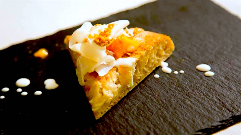 Galleria fotografica






Patrick Ricci, Pomodoro & Basilico, San Mauro Torinese (Torino)

Emozioni - Foie gras con criollo 100%, mostarda di fichi e mousse al caffè. Sottotitolo, l'amore in un morso. Resta in bocca un gusto finale di amaro e dolce, è un po' la sensazione che si prova quando si vive un amore, ma nei momenti un po' tristi, dopo una lite o quando non è corrisposto – foto Luca Appiotti









Simone Lombardi, Dry, Milano

Pizza anguilla al cartoccio, cime di rapa e provola affumicata - Un piatto dalla prevalente nota affumicata data dalla cottura dell’anguilla nel forno a legna. Le cime di rapa ne risaltano: sapidità, grassezza e tendenza amarognola









Leonardo Giannico, Taverna Gourmet, Milano

Pizza polipo e cime di rapa, impasto al nero di seppia – Con vellutata di broccoli calabresi cime di rapa e polipo alla plancia, il tutto accompagnato da un bicchierino di acqua di polipo, lime e pepe nero, per sciacquare la bocca e accompagnare la pizza






