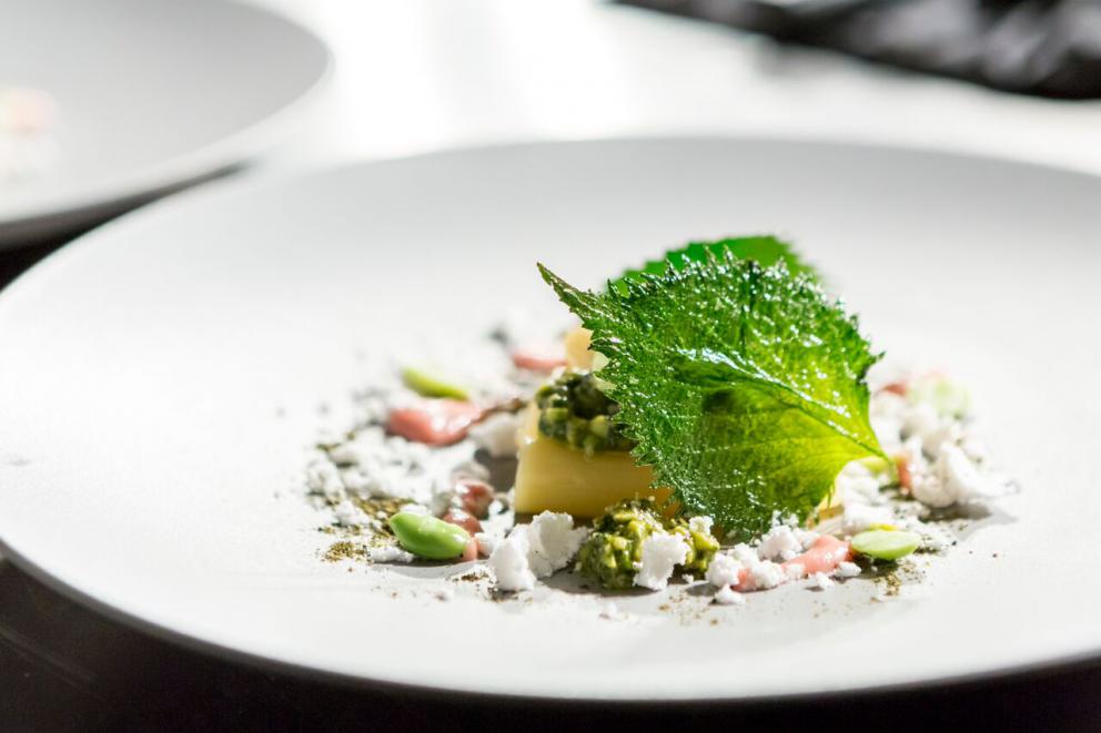 Galleria fotografica






Giuseppe Zen, già mattatore assoluto dello street food regionale italiano con il suo Mangiari di Strada, da qualche mese ha conquistato il Mercato della Darsena di Milano con una macelleria che offre solo carni grass-fed, con il panificio a produzione propria più piccolo d'Europa e con Resistenza Casearia. Un banco di soli formaggi di latte crudo. Nel corso della sua lezione, con la consueta e straripante eloquenza, Zen ha attraversato molte regioni italiane proponendo assaggi sublimi come quello della Cassata monacale: una specie di versione primigenia del grande dolce siciliano, in cui la ricotta torna a essere la prima, vera protagonista














La buonissima Zuppa di ricotta con olio extravergine, pepe e pane offerta al pubblico di Identità di formaggio da Giuseppe Zen









Il piemontese Andrea Ribaldone, che tra pochi giorni aprirà il suo nuovo ristorante gastronomico, ha messo al centro della sua lezione i formaggi di Marco Bernini. Nella sua fattoria La Cavarchella a Pozzol Groppo (Alessandria) Bernini compie articolate sperimentazioni con gli "erborinati", utilizzando tecniche mutuate dalla birrificazione. Ribaldone ha proposto tre assaggi di tre diversi formaggi accostati rispettivamente a pompelmo, avocado e broccoli 









La storia dei formaggi di Marco Bernini, protagonisti della lezione di Ribaldone, la potete leggere in questo articolo di Carlo Passera









Uno degli erborinati di Bernini viene grattugiato sull'indivia guarnita con gel di pompelmo









Philippe Léveillé, francese di Normandia, ma dal 1987 lombardo di adozione, e dal 1994 chef del Miramonti l'Altro a Concesio (Brescia). Con la sua lezione ha raccontato di aver seguito l'ispirazione fornitagli da Paolo Marchi, che l'ha invitato a partecipare a Identità di Formaggio. Stimolandolo a proporre accostamenti inediti e coraggiosi. Così è nato un piatto come il Salato non salato di mare, in cui ai frutti di mare si affianca la mozzarella, in particolare la sua acqua, usata come elemento sapido di un piatto che dopo il palco di Identità conquisterà anche la carta del suo ristorante














Salato non salato di mare









In un'edizione dedicata al tema del viaggio, non poteva mancare uno degli chef italiani che con i suoi viaggi, soprattutto verso Oriente, ha più dato forma al suo stile di cucina. Francesco Apreda, chef napoletano del romano Imago dell'Hotel Hassler, ha usato nei suoi due piatti lo stesso formaggio: il pecorino romano, come omaggio alla città che lo ospita da anni. E ha riletto con spirito da viandante dei sapori asiatici due grandi piatti della tradizione italiana. Da una parte ha fatto incontrare il pesto (ma di shiso) con il guanciale dell'amatriciana, dall'altra ha interpretato lo Gnocco alla Romana facendolo diventare "Asia Express", impanandolo con il panko, arricchendolo con i suoi ormai famosi blend di spezie (il Bombay mix, in particolare) e guarnendolo con un coloratissimo giardino di frutta e verdura











