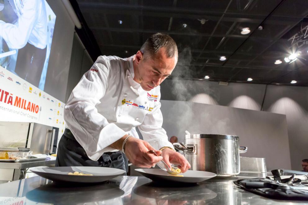 Galleria fotografica






Giuseppe Zen, già mattatore assoluto dello street food regionale italiano con il suo Mangiari di Strada, da qualche mese ha conquistato il Mercato della Darsena di Milano con una macelleria che offre solo carni grass-fed, con il panificio a produzione propria più piccolo d'Europa e con Resistenza Casearia. Un banco di soli formaggi di latte crudo. Nel corso della sua lezione, con la consueta e straripante eloquenza, Zen ha attraversato molte regioni italiane proponendo assaggi sublimi come quello della Cassata monacale: una specie di versione primigenia del grande dolce siciliano, in cui la ricotta torna a essere la prima, vera protagonista














La buonissima Zuppa di ricotta con olio extravergine, pepe e pane offerta al pubblico di Identità di formaggio da Giuseppe Zen









Il piemontese Andrea Ribaldone, che tra pochi giorni aprirà il suo nuovo ristorante gastronomico, ha messo al centro della sua lezione i formaggi di Marco Bernini. Nella sua fattoria La Cavarchella a Pozzol Groppo (Alessandria) Bernini compie articolate sperimentazioni con gli "erborinati", utilizzando tecniche mutuate dalla birrificazione. Ribaldone ha proposto tre assaggi di tre diversi formaggi accostati rispettivamente a pompelmo, avocado e broccoli 









La storia dei formaggi di Marco Bernini, protagonisti della lezione di Ribaldone, la potete leggere in questo articolo di Carlo Passera









Uno degli erborinati di Bernini viene grattugiato sull'indivia guarnita con gel di pompelmo









Philippe Léveillé, francese di Normandia, ma dal 1987 lombardo di adozione, e dal 1994 chef del Miramonti l'Altro a Concesio (Brescia). Con la sua lezione ha raccontato di aver seguito l'ispirazione fornitagli da Paolo Marchi, che l'ha invitato a partecipare a Identità di Formaggio. Stimolandolo a proporre accostamenti inediti e coraggiosi. Così è nato un piatto come il Salato non salato di mare, in cui ai frutti di mare si affianca la mozzarella, in particolare la sua acqua, usata come elemento sapido di un piatto che dopo il palco di Identità conquisterà anche la carta del suo ristorante














Salato non salato di mare









In un'edizione dedicata al tema del viaggio, non poteva mancare uno degli chef italiani che con i suoi viaggi, soprattutto verso Oriente, ha più dato forma al suo stile di cucina. Francesco Apreda, chef napoletano del romano Imago dell'Hotel Hassler, ha usato nei suoi due piatti lo stesso formaggio: il pecorino romano, come omaggio alla città che lo ospita da anni. E ha riletto con spirito da viandante dei sapori asiatici due grandi piatti della tradizione italiana. Da una parte ha fatto incontrare il pesto (ma di shiso) con il guanciale dell'amatriciana, dall'altra ha interpretato lo Gnocco alla Romana facendolo diventare "Asia Express", impanandolo con il panko, arricchendolo con i suoi ormai famosi blend di spezie (il Bombay mix, in particolare) e guarnendolo con un coloratissimo giardino di frutta e verdura






