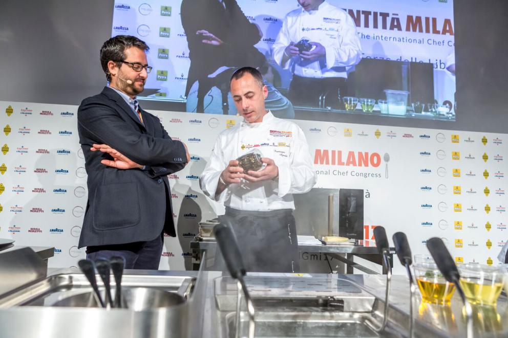 Galleria fotografica






Giuseppe Zen, già mattatore assoluto dello street food regionale italiano con il suo Mangiari di Strada, da qualche mese ha conquistato il Mercato della Darsena di Milano con una macelleria che offre solo carni grass-fed, con il panificio a produzione propria più piccolo d'Europa e con Resistenza Casearia. Un banco di soli formaggi di latte crudo. Nel corso della sua lezione, con la consueta e straripante eloquenza, Zen ha attraversato molte regioni italiane proponendo assaggi sublimi come quello della Cassata monacale: una specie di versione primigenia del grande dolce siciliano, in cui la ricotta torna a essere la prima, vera protagonista














La buonissima Zuppa di ricotta con olio extravergine, pepe e pane offerta al pubblico di Identità di formaggio da Giuseppe Zen









Il piemontese Andrea Ribaldone, che tra pochi giorni aprirà il suo nuovo ristorante gastronomico, ha messo al centro della sua lezione i formaggi di Marco Bernini. Nella sua fattoria La Cavarchella a Pozzol Groppo (Alessandria) Bernini compie articolate sperimentazioni con gli "erborinati", utilizzando tecniche mutuate dalla birrificazione. Ribaldone ha proposto tre assaggi di tre diversi formaggi accostati rispettivamente a pompelmo, avocado e broccoli 









La storia dei formaggi di Marco Bernini, protagonisti della lezione di Ribaldone, la potete leggere in questo articolo di Carlo Passera









Uno degli erborinati di Bernini viene grattugiato sull'indivia guarnita con gel di pompelmo









Philippe Léveillé, francese di Normandia, ma dal 1987 lombardo di adozione, e dal 1994 chef del Miramonti l'Altro a Concesio (Brescia). Con la sua lezione ha raccontato di aver seguito l'ispirazione fornitagli da Paolo Marchi, che l'ha invitato a partecipare a Identità di Formaggio. Stimolandolo a proporre accostamenti inediti e coraggiosi. Così è nato un piatto come il Salato non salato di mare, in cui ai frutti di mare si affianca la mozzarella, in particolare la sua acqua, usata come elemento sapido di un piatto che dopo il palco di Identità conquisterà anche la carta del suo ristorante














Salato non salato di mare







