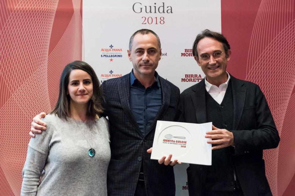 Galleria fotografica






Giovane famiglia. Angelo Cremonini di Olitalia premia Valeria Piccini, Andrea e Maurizio Menichetti, Da Caino - Montemerano (Grosseto)









Sorpresa dell’anno. Anna Maschio di Bonaventura Maschio premia Federico La Paglia di Sikélaia – Milano 






