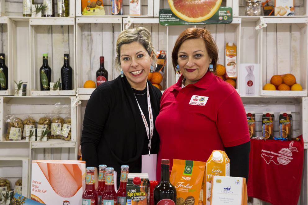 Galleria fotografica






Acetaia Giusti - Il Gran Deposito Aceto Balsamico di Giuseppe Giusti, la più antica azienda produttrice di Aceto Balsamico di Modena fondata nel 1605, ha portato al congresso l’intera Collezione Storica Giusti, una selezione di pregiati aceti balsamici invecchiati fino a 100 anni, assieme a un panettone all’aceto balsamico creato per Acetaia Giusti dall’Antica Pasticceria Muzzi. «Il nostro aceto è sempre in viaggio – ci ha raccontato Claudio Giusti – E' molto interessante vedere come viene utilizzato nelle cucine fusion di tutto il mondo, in Giappone, in Korea e nelle cucine americane e sudamericane». A Identità Golose il Banda Rossa, un aceto balsamico che invecchia in antiche botticelle risalenti al 1600, è stato in assoluto il preferito dagli chef









Agrimontana - Con Agrimontana abbiamo fatto un viaggio tra estetica, ragione e sentimento grazie a diversi appuntamenti con il pastry consultant Emmanuele Forcone che ci ha fatto scoprire forme e strutture in pasticceria; Andrea Tortora, pastry chef, che ha fatto la colomba, preparato la colazione e reinterpretato il pandoro; Diego Crosara, pastry consultant, che ha preparato un Gelato e cioccolato tra dolce e salato; e lo chef Marco Perez che ci ha mostrato un “cibo da favola” in un gioco di molteplici sapori dal gusto unico. Protagonisti i frutti della natura: zenzero candito, amarena chiara, albicocche, pere e olive siciliane candite









Alaska Seafood Marketing Institute (ASMI) - Presenti allo stand di Alaska Seafood i pesci che rappresentano l'eccellenza del gusto, il trionfo della naturalità e, soprattutto, della qualità. Abbiamo scoperto la raffinatezza dei prodotti ittici dell'Alaska: salmone selvaggio, black cod, granchio reale e ikura. Alessio Taffarello, chef di Lile in cucina, ha preparato deliziosi finger food con alcune di queste prelibatezze. Un viaggio meraviglioso dove l'alta qualità della materia prima e la libertà creativa dello chef hanno creato un'esperienza gustativa indimenticabile









Ambasciatori del Gusto - Presenti al congresso anche gli Ambasciatori del Gusto: cuochi, ristoratori, pizzaioli, sommelier, persone di sala, pasticcieri e gelatieri che attraverso il proprio mestiere si sono distinti nella valorizzazione del patrimonio agroalimentare ed enogastronomico italiano. L’associazione Ambasciatori del Gusto è una realtà senza scopo di lucro, espressione dell’eccellenza della ristorazione e della pasticceria italiana









Angelo dello chef - Angelo e Roberta Castellani hanno presentato tutto ciò che può essere utile per uno chef e ristoratore: arredo tavola, forniture complete per cucine professionali, pregiate porcellane, tutto per il finger food, macchinari, specialità alimentari e articoli per la pasticceria









Antica Corte Pallavicina - Come ogni anno i fratelli Spigaroli ci hanno proposto un viaggio di gusto tra i migliori salumi della Bassa Parmense. In primis il mitico culatello di Zibello che ora come 500 anni fa viene prodotto naturalmente, senza conservanti e affinato nelle cantine dell’Antica Corte Pallavicina. La proposta di salumi ha visto inoltre protagonisti il salame gentile, la mariola, il lardo di maiale nero e il “fioccaccio”, assieme a un culatello di Suino Nero di Parma 36 mesi abbinato a un metodo classico della cantina Berlucchi









Artmenu Factory - Con Artmenu Factory abbiamo intrapreso un viaggio all’insegna della qualità e del made in Italy: portamenu e carte dei vini nei materiali più svariati, dall’ecopelle stile canvas all’ecopelle imitazione legno. Lontana da qualsiasi criterio di standardizzazione, l’azienda lavora rigorosamente a mano le proprie realizzazioni coniugando sempre eleganza e funzionalità









Associazione Le Soste - L’associazione Le Soste riunisce ottantacinque tra i migliori ristoranti di cucina italiana nel nostro Paese e nel Mondo. L’idea originaria prese forma nel 1982 durante una cena tra ristoratori amici: alcuni tra i maggiori chef italiani stabilirono di incontrarsi periodicamente per condividere spunti e progetti sull’enogastronomia italiana d’eccellenza e rendere noti ai propri clienti i ristoranti che perseguivano quotidianamente gli ideali di cultura gastronomica, convivialità, accoglienza, cortesia e raffinatezza. Il modello di riferimento furono dal principio le grandi associazioni francesi come Traditions et Qualité e Relais Gourmands. Da allora tanti anni sono passati, ma lo spirito di amicizia tra i diversi soci, nonché il percorso comune teso all’alta qualità, animano ancora oggi i membri Le Soste









Azienda agricola San Pietro a Pettine - L’azienda agricola San Pietro a Pettine è stata presente a Identità Milano 2017 per rappresentare l’Umbria e per raccontare l’eccellenza di un territorio che sta vivendo un momento difficile. Allo stand si sono alternate degustazioni di specialità gastronomiche al tartufo, tra cui il succo di tartufo nero pregiato, ultimo nato in azienda, che ha fatto il suo debutto al congresso









Azienda agricola Valier - Daniele Valier è stato il primo a credere nella valorizzazione della noce verde e ora la sua azienda agricola Valier è la prima e unica a livello nazionale a lavorarla e valorizzarla in ogni sua stagionalità. Allo stand dell’azienda abbiamo conosciuto l’intera linea di prodotti Noce Verde e Noce Secca: farina e pasta di noci, noci sgusciate e olio di noce estratto a freddo dalla spremitura della noce Lara prima qualità









Berlucchi - Berlucchi ha accolto gli ospiti nella sua lounge all black dove, oltre all’assaggio di ’61 Brut, Satèn e Rosè, si sono tenute degustazioni di audaci abbinamenti di salmone Upstream, culatello da maiale nero affinato 36 mesi dell’Antica Corte Pallavicina, con ’61 Nature 2009, Franciacorta non dosato, affinato 5 anni sui lieviti. Cristina Bowerman di Glass Hostaria ha deliziato il pubblico con tre finger in un originale “elogio della purezza”









Bonaventura Maschio - Prime Uve, il prodotto simbolo di Bonaventura Maschio, ha ispirato i cocktail dei bartender in abbinamento alle creazioni di grandi chef. Marco Russo e Wicky Priyan, Flavio Angiolillo e Moreno Cedroni, Mattia Pastori e Marcello Trentini sono stati i protagonisti di “Alambicchi, sorsi e assaggi”, le degustazioni ispirate all’uso versatile di Prime Uve che Bonaventura Maschio ha proposto ogni giorno presso lo stand. Per Prime Uve sono stati anche studiati dei cocktails da Noi di Sala, in particolare da Marco Civitelli e Abdel El Attaoui di Ceresio 7. «Abbiamo raccontato il tema del viaggio con i nostri prodotti e la loro diversità d’origine: alcuni, come la grappa, sono tradizionalmente italiani, altri sono dei gin che parlano un’altra lingua ma noi li abbiamo reinterpretati in chiave tricolore – ci hanno spiegato Anna e Andrea Maschio - I nostri prodotti per la mixology hanno fatto un viaggio che parte dal Messico, dai Caraibi, dall’Inghilterra, dall’Irlanda, per arrivare fino a noi»









Carozzi Formaggi - Shottini di taleggio, limone e Martini, muffin al cioccolato e olive taggiasche accompagnati da primosale, gazpacho e formaggio di capra: Carozzi Formaggi quest’anno ha voluto proprio stupire il pubblico di Identità Golose che ha potuto vivere un viaggio nel mondo del formaggio più raffinato e gustoso. Durante la kermesse, ad accompagnare l’azienda valsassinese c’era lo chef Marco Rossi che con il suo estro ha saputo conquistare i presenti declinando il formaggio in una serie di finger food ricercati. La collaborazione tra Carozzi e lo chef del ristorante Al Rustico di Lambrugo è sfociata nella creazione del libro “Dal mare alla montagna, e ritorno”: uno scrigno composto da una serie di ricette volte a presentare i formaggi Top Level Carozzi sotto diversi punti di vista. I formaggi Carozzi hanno chiuso la tre giorni da protagonisti all’evento Identità di Champagne organizzato da Ruinart









Coltelleria Silvano Collini - Per la prima volta al congresso la Coltelleria Collini ha presentato Ibrà, una nuova linea artigianale e semi-artigianale di coltelleria da chef firmata Silvano Collini. «L’insolita forma a “B” di questi coltelli è un omaggio a Bra, la mia città» ci ha spiegato Silvano Collini, che nei tre giorni di congresso ci ha offerto degustazioni di vini e assaggi di prodotti tipici del territorio delle Langhe e Roero, elaborati e presentati dallo chef Luca Dall'Aglio









Comune di Arenzano – Villa Figoli - La Villa Figoli Des Geneys è la sede per la nuova Accademia di Alta Formazione per l'Hótellerie di Bordo. È la prima scuola in Italia dedicata esclusivamente alla formazione di professionisti dell'hótellerie che lavoreranno sulle navi passeggeri: cuochi, pasticceri, panettieri, animatori, addetti al servizio clienti e altre figure legate all'accoglienza e all'intrattenimento di bordo. L’iniziativa nasce dalla collaborazione tra Regione Liguria, Comune di Arenzano e Fondazione ITS Accademia Italiana Marina Mercantile, che gestisce la scuola con l’obiettivo di promuovere l’eccellenza italiana nel comparto dell’ospitalità di bordo









Consorzio Prugne della California - Il Consorzio delle Prugne della California, realtà che raggruppa 900 coltivatori di susine e 29 confezionatori di prugne che da oltre 150 anni si dedicano alla coltivazione e alla raccolta di questo superalimento di pregio, ci ha fatto scoprire i suoi prodotti con degustazioni giornaliere di prugne, concentrati e puree assieme a brioche e biscotti preparati dallo chef Andrea Valentinetti. Ricche di sostanze nutrienti e considerate estremamente benefiche per la salute e il benessere, le prugne rappresentano il prodotto per eccellenza da tenere anche in cucina. Per questa ragione, sia i cuochi professionisti che quelli meno esperti amano includere le prugne nelle loro creazioni culinarie per sostituire un po’ del burro, dell’olio o dello zucchero nella ricetta






