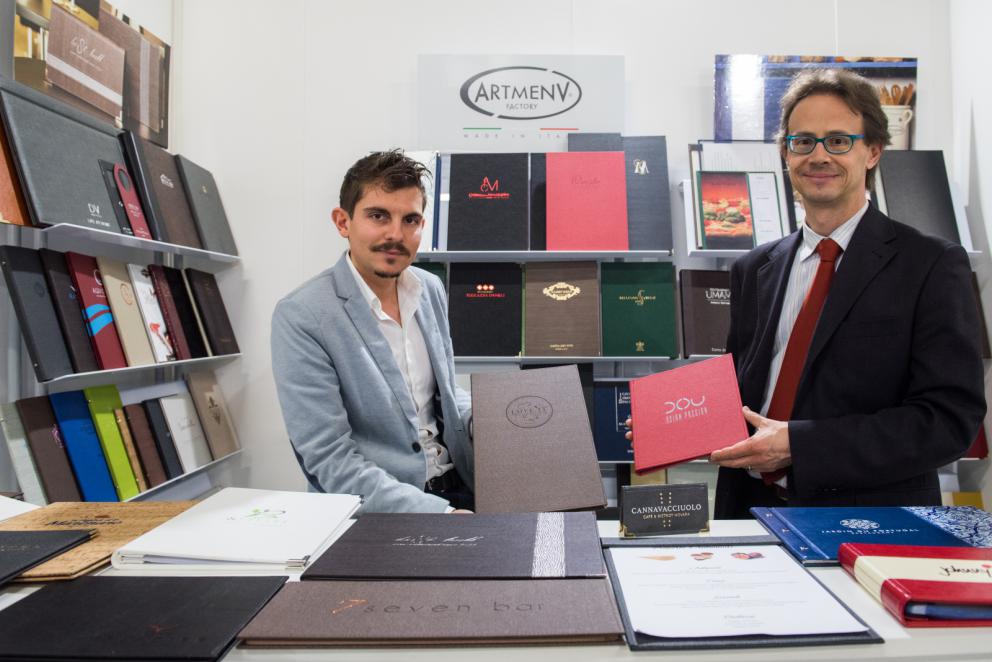 Galleria fotografica






Acetaia Giusti - Il Gran Deposito Aceto Balsamico di Giuseppe Giusti, la più antica azienda produttrice di Aceto Balsamico di Modena fondata nel 1605, ha portato al congresso l’intera Collezione Storica Giusti, una selezione di pregiati aceti balsamici invecchiati fino a 100 anni, assieme a un panettone all’aceto balsamico creato per Acetaia Giusti dall’Antica Pasticceria Muzzi. «Il nostro aceto è sempre in viaggio – ci ha raccontato Claudio Giusti – E' molto interessante vedere come viene utilizzato nelle cucine fusion di tutto il mondo, in Giappone, in Korea e nelle cucine americane e sudamericane». A Identità Golose il Banda Rossa, un aceto balsamico che invecchia in antiche botticelle risalenti al 1600, è stato in assoluto il preferito dagli chef









Agrimontana - Con Agrimontana abbiamo fatto un viaggio tra estetica, ragione e sentimento grazie a diversi appuntamenti con il pastry consultant Emmanuele Forcone che ci ha fatto scoprire forme e strutture in pasticceria; Andrea Tortora, pastry chef, che ha fatto la colomba, preparato la colazione e reinterpretato il pandoro; Diego Crosara, pastry consultant, che ha preparato un Gelato e cioccolato tra dolce e salato; e lo chef Marco Perez che ci ha mostrato un “cibo da favola” in un gioco di molteplici sapori dal gusto unico. Protagonisti i frutti della natura: zenzero candito, amarena chiara, albicocche, pere e olive siciliane candite









Alaska Seafood Marketing Institute (ASMI) - Presenti allo stand di Alaska Seafood i pesci che rappresentano l'eccellenza del gusto, il trionfo della naturalità e, soprattutto, della qualità. Abbiamo scoperto la raffinatezza dei prodotti ittici dell'Alaska: salmone selvaggio, black cod, granchio reale e ikura. Alessio Taffarello, chef di Lile in cucina, ha preparato deliziosi finger food con alcune di queste prelibatezze. Un viaggio meraviglioso dove l'alta qualità della materia prima e la libertà creativa dello chef hanno creato un'esperienza gustativa indimenticabile









Ambasciatori del Gusto - Presenti al congresso anche gli Ambasciatori del Gusto: cuochi, ristoratori, pizzaioli, sommelier, persone di sala, pasticcieri e gelatieri che attraverso il proprio mestiere si sono distinti nella valorizzazione del patrimonio agroalimentare ed enogastronomico italiano. L’associazione Ambasciatori del Gusto è una realtà senza scopo di lucro, espressione dell’eccellenza della ristorazione e della pasticceria italiana









Angelo dello chef - Angelo e Roberta Castellani hanno presentato tutto ciò che può essere utile per uno chef e ristoratore: arredo tavola, forniture complete per cucine professionali, pregiate porcellane, tutto per il finger food, macchinari, specialità alimentari e articoli per la pasticceria









Antica Corte Pallavicina - Come ogni anno i fratelli Spigaroli ci hanno proposto un viaggio di gusto tra i migliori salumi della Bassa Parmense. In primis il mitico culatello di Zibello che ora come 500 anni fa viene prodotto naturalmente, senza conservanti e affinato nelle cantine dell’Antica Corte Pallavicina. La proposta di salumi ha visto inoltre protagonisti il salame gentile, la mariola, il lardo di maiale nero e il “fioccaccio”, assieme a un culatello di Suino Nero di Parma 36 mesi abbinato a un metodo classico della cantina Berlucchi






