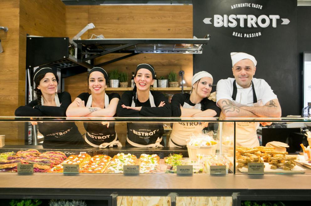Galleria fotografica






Il viaggio nel mondo di Grana Padano è iniziato il primo giorno di congresso con due degustazioni orizzontali tenute dal Consorzio di Tutela ed è terminato con lo chef Andrea Ribaldone e i suoi sfiziosissimi finger food. La domenica Matteo Baronetto (nella foto con gli GnamBox ed Elisabetta Serraiotto, responsabile Marketing di Grana Padano) ha preparato originali tapas ideate per l'occasione, mentre per la giornata di chiusura il maestro Franco Pepe ci ha regalato la sua personale interpretazione della pizza fritta con il Grana Padano









Durante la pausa lavori, dalle 13 alle 15, lo spazio S.Pellegrino ha offerto ai visitatori del congresso la degustazione di un piatto d’autore: il sabato di Paolo Griffa e Alessandro Rapisarda (nella foto), finalisti rispettivamente della prima e della seconda edizione di S.Pellegrino Young Chef, la domenica un dolce di Loretta Fanella e lunedì il piatto Carciofo&Carciofo di Cristina Bowerman. Domenica alla tavola rotonda Coltivare il talento gli chef Cristina Bowerman, Caterina Ceraudo, Loretta Fanella, Anthony Genovese, Davide Oldani, Ciccio Sultano, Paolo Griffa e Alessandro Rapisarda hanno raccontato storie di successo tra maestri e allievi. E poi è stata da non perdere la specialissima Experience Box...









Giovanni Pellegrino, Alberto Basso e Giuseppe Lo Iudice (nella foto), giovani talenti del Premio Birra Moretti Grand Cru, hanno proposto le loro creazioni ideate in abbinamento con Birra Moretti Grand Cru, rispettivamente: Beer Donuts con Birra Moretti La Bianca, Pancia di maiale iberico, luppolo e Birra Moretti Grand Cru e Anatra alla Birra Moretti Lunga Maturazione, anche in abbinamento









Le miscele iTierra! Origins, in cui si coniugano eccellenza del prodotto, rispetto per l’ambiente e attenzione al sociale e la special edition di “Kafa”, uno dei caffè più pregiati al mondo che nasce nella foresta etiope, sono stati i  protagonisti dello spazio espositivo Lavazza, che ha ospitato un ’esperienza sensoriale con esclusivi aperitivi di food pairing firmati dallo chef Cesare Battisti e dal bartender Dennis Zoppi. A stupire i visitatori l’esclusiva auto “stellata” Smart Forfood, primo ristorante su quattro ruote nato dalla collaborazione tra Lavazza, Mercedes-Benz Italia, Michelin, Focaccia Group e Medici Style, sotto la direzione creativa di Davide Oldani (foto)









Allo stand di Vino Libero & Compagnia, il gruppo Fontanafredda (nella foto, Andrea Farinetti) ci ha raccontato la biodiversità agroalimentare italiana con un viaggio di degustazioni attraverso l’Italia del vino, tra le regioni più importanti del panorama enologico italiano, dal Piemonte fino alla Sicilia









Dopo 4 anni dalla prima edizione è tornato Bread Religion nello spazio Petra Molino Quaglia. Cuochi, pizzaioli, pasticcieri e panettieri hanno accompagnato gli ospiti del congresso lungo un viaggio di profumi e sapori che parte dal grano. Pagnotte da affettare, ciabatte alveolate, focacce salate e dolci lievitati, panini morbidi o con la crosta, impasti di lievito madre con farine Petra macinate a pietra o biologiche, con e senza glutine: queste le forme del pane che i professionisti ospiti hanno farcito per interpretare la loro idea del “viaggio”









Le Cantine Ferrari hanno scelto Identità Golose per continuare il percorso di approfondimento sull’Arte dell’Ospitalità avviato lo scorso anno con The World’s 50 Best Restaurants. Il tema dell’accoglienza, molto sentito da Ferrari che da anni si impegna a valorizzare l’importante ruolo della sala, è stato raccontato sul palcoscenico dell’Auditorium alla scoperta degli elementi che rendono indimenticabile l’esperienza gastronomica. Nella giornata di lunedì lo spazio Ferrari ha offerto degustazioni di Riserve Trentodoc: Perlè, Perlè Bianco, Perlè Nero e Perlè Rosè, abbinati alle creazioni di Alfio Ghezzi, del ristorante Locanda Margon di proprietà della famiglia Lunelli (nella foto, Matteo Lunelli a Identità Milano)









Regione Lombardia ha presentato i suoi prodotti agroalimentari di qualità, un’ampia rappresentanza che si colloca ai primi posti a livello nazionale: 34 prodotti Dop e Igp, 249 prodotti tradizionali di valenza storica, 41 vini tra Docg, Doc e Igt. Allo stand di Regione Lombardia si sono alternati produttori della Valtellina, del territorio comasco e dell’Oltrepò Pavese con degustazioni dei migliori prodotti e vini locali









Il Pastificio Felicetti ha fatto viaggiare la pasta coinvolgendo tre grandi chef al Monograno Diner: Carlo Cracco (nella foto, con Paolo Lopriore) ha presentato un piatto di pasta in chiave italiana, Giorgio Nava ha proposto una cucina sudafricana e Luca Fantin una ricetta ispirata ai sapori del Giappone. Un viaggio tra i sapori del profondo sud e dell’estremo oriente che parte da casa, dall’Italia. Ogni giorno si sono alternati ai fornelli tre giovani cuochi italiani: Lucia Tellone, Sara Preceruti e Antonio Colombo, per interpretare il nuovo nato in casa Felicetti: Il Valentino, lo spaghettone dalle dimensioni più generose









Si è aperto con un omaggio a Iginio Massari (nella foto) l’importante programma dedicato alla pasticceria d'autore che ha visto Valrhona protagonista al congresso. Dossier Dessert è stata l’occasione per osservare il mondo delle pasticcerie secondo la prospettiva internazionale che caratterizza l’approccio di Valrhona, da sempre impegnata a valorizzare l’innovazione e la creatività ponendo al centro il lavoro di tanti giovani professionisti









Alce Nero ha accolto il tema del viaggio costruendo un percorso che parla di materie prime biologiche e di luoghi in cui vengono coltivate. I visitatori hanno incontrato sapori e territori attraverso quattro diverse degustazioni di 12 prodotti, scandite ogni giorno al ritmo di colazione con yogurt, miele e frollini, pranzo con pasta, riso e cereali, merenda con cioccolato, composte di frutta e succhi e aperitivi con olio extravergine di oliva, pomodori e nettari di frutta






