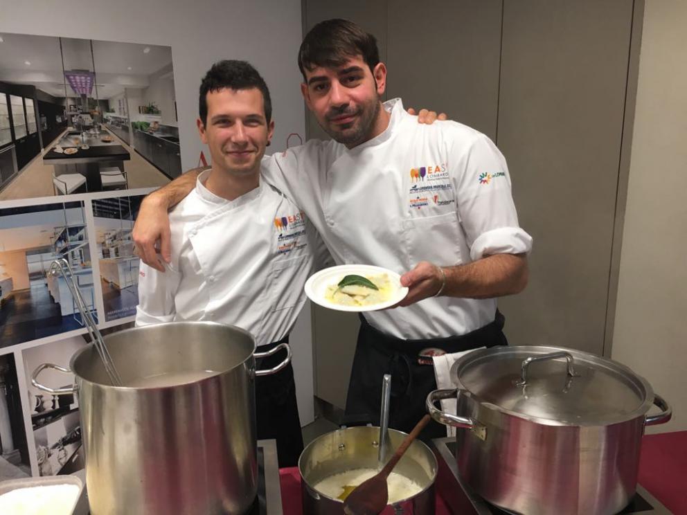 Galleria fotografica






Al centro Vanni Bottura e Marzia Gandellini di Genuitaly. Sono con Federico Kaus e Daniela Sasso, che curano il servizio del piatto









Samuel Perico mentre prepara i casoncelli









Vanni Righi con la madre - Scalco Grasso









Lo staff del Collina









Andrea Leali






