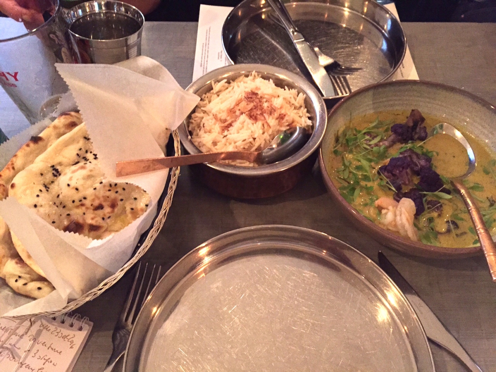 Galleria fotografica






I celeberrimi (e copiatissimi) Pork Buns del Momofuku Ssäm Bar, panini al vapore con pancia di maiale, cetrioli pickled e scalogno bianco e verde, da accompagnare con salsa hoisin, bbq o sriracha. E' un altro piatto simbolo della grande gastronomia newyorkese (la ricetta su Lucky Peach). Lo firma il cuoco di origini sudcoreane David Chang nel primo locale di un impero che oggi vanta filiali anche a Washington, Toronto, Sydney e presto anche Las Vegas









Jajangmyeon con salsiccia di maiale, chili pan mee e uovo fritto. Jajangmyeon è una specialità sudcoreana che, nelle sue formulazioni variabili, prevede sempre dei noodle e della salsa chunjang (pasta salata di soia nera). Li abbiamo assaggiati al Nishi, l'ultimo nato (a gennaio 2016) del marchio Momofuku, il primo aperto nel West Village di Manhattan (Nishi vuol dire appunto "West"). La curiosità? Oltre alle specialità dalla cucina coreana, il menu ha una vasta sezione di piatti creativi su matrice italiana, dalla Lattuga croccante con bagnacoda di noci agli Spaghetti cacio e pepe con uovo fritto sopra









La tartare di tonno big eye (thunnus obesus) con coulis di avocado, caviale ed erba cipollina in salsa ponzu al sesamo di Soto, tra i più longevi e splendenti ristoranti giapponesi di New York, due stelle Michelin nei pressi di Washington Park. Attenzione perché può capitare di sentire Sotohiro Kosugi, cuoco celebre per la sua passione (diciamo anche malattia) per gli uni, i ricci di mare, sbraitare addosso al suo assistente al bancone del sushi, noncurante della clientela. Un iracondo perfezionismo che fa di lui il Jiro della Grande Mela









Il Sandwich di taleggio e formaggio di capra grigliato, servito con due piccole ciotole di marmellata di cipolle e senape accanto. Un assaggio fulminante a pranzo allo Spotted Pig, il celeberrimo maiale macchiato volante che svetta nella placida 11ma strada dell West Village, a New York. E' il locale easy (ma con stella Michelin) di April Bloomfield, la cuoca inglese di Birmingham celebre per la sua passione suina









A sinistra, le Biete dorate con uva marinata, olio d'oliva e lime, uno dei piatti più convincenti di CJ Jacobson, chef californiano del neonato Ēma di Chicago, un luogo molto piacevole per consumare piatti in sharing dal tocco mediterraneo-medioriental-californiano









Mousse di fegato di pollo su pane di mais, uva e aneto, piatto, anche questo da condividere, assaggiato al Dixie di Chicago, locale su due livelli che richiama, nel cibo e nell'architettura, le case del Sud degli Stati Uniti 









La foto è davvero improponibile, lo so bene io per primo, Paolo Marchi, che l’ho scattata nel locale di Sarah Grueneberg a Chicago, il Monteverdi. Posso dire, a mia parziale discolpa, che era buio e se non sei un mago per davvero, con l’IPhone difficile fare bene. Ma è anche l’unica e viene pubblicata perché è stata una gran bella serata e la chef ha una visione nuova sulla pasta, soprattutto su quella fresca, fatta al momento al centro del ristorante. E questa pasta alla chitarra con finferli e zucchini non è in carta, ma non ero in forma, fulminato dalla differenza di fuso con l’Italia, sette ore, e ho chiesto qualcosa di fresco e profumato, due ingredienti e uno dovevano essere i funghi. Insomma, grazie Sarah.









Sono tornato Blossom sulla Ninth Avenue, tra la 21 e la 22 strada ovest. Avevo voglia di vegano per depurarmi. Dopo una insalatona con finferli tagliati fini e quinoa, una tagine marocchina con ceci, melanzane, zucchine, olive, quinoa speziata (tanto) e striscioline di tofu. Davvero buona, ma nell’insieme una cucina datata e locale praticamente vuoto all’ora di pranzo. A furia di fare sempre gli stessi piatti uno stufa. Guai non aggiornarsi.






