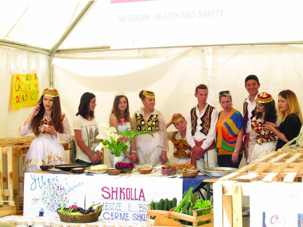 Galleria fotografica






La copertina di Slow Food. Storia di un’utopia possibile, di Carlo Petrini e Gigi Padovani, Giunti-Slow Food Editore, pagg 356, settembre 2017, 18 euro (15,30 euro acquistandolo qui)









Il manifesto Slow-food uscito il 3 novembre 1987 sul Gambero Rosso, con una chiocciola disegnata da Gianni Sassi









Carlin Petrini a Terra Madre









Passo indietro, siamo agli albori di Slow Food: Cantè i'euv nel 1979









Cantè i'euv nel 1979. Si riconosce Petrini, quarto da sinistra









Il primo numero della rivista La Gola, nell'ottobre 1982









La prima guida vini, nel 1988









La tessera Arcigola 1988









La tessera Arcigola 1989









La prima tessera Slow Food, nel 1990









Foto ricordo del congresso di Parigi nel 1989









Il congresso a Venezia nel 1990









Rivista Slow Food, 1993









Petrini con le gemelle Nete e Carlo Rambaldi a Sanremo









Anni Novanta: Giovanni Ravinale, Carlìn Petrini, Azio Citi 









1996: primo Salone del Gusto di Torino









1996: Laboratorio del Gusto al primo Salone di Torino









Una vignetta del 1996









2003: Vandana Shiva, Carlo Petrini e Alice Waters









Petrini nel 2004 tra l'allora presidente della Regione Piemonte, Enzo Ghigo, e l'allora sindaco di Torino Sergio Chiamparino









Il primo Terra Madre nel 2004









Petrini, Vandana Shiva ed Enzo Bianchi a Terra Madre nel 2004









2006: Carlo d'Inghilterra a Pollenzo









Petrini in Kenia nel 2012









Petrini a Berlino nel 2014









Ed Expo Milano nel 2015









Terra Madre nel 2016









Terra Madre a Torino nel 2016






