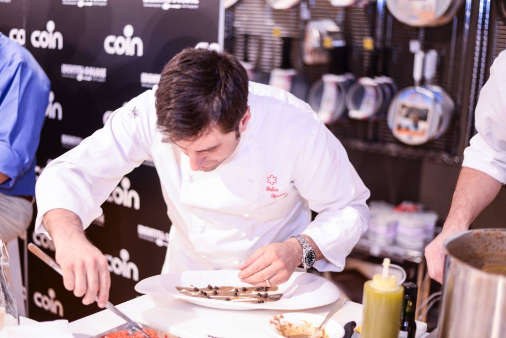 Photogallery






BARI. A curious audience in the Coin store in Via Noicattaro, inside shopping centre Casamassima






