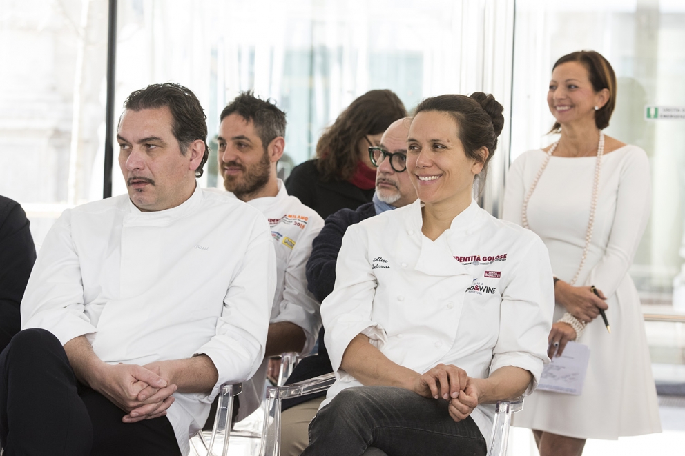 Galleria fotografica






Fabio Abbattista, Leone Felice, Erbusco (Brescia)
«Vorrei che emergesse tutta la nostra capacità di innovare e di organizzare con semplicità anche gli eventi più importanti»








Ugo Alciati, Guido, Costigliole d’Asti (Asti)
(Italian & international best chefs, 6-10 maggio)
«Vorrei tante cose, con una ciliegina sulla torta: che il mondo intero capisse quanto siamo bravi a cucinare»








Matteo Baronetto, Del Cambio, Torino
«Vorrei che si consolidasse il sistema paese. Che i cuochi marciassero uniti fino a un pensiero unico, rispettoso di tutte le sfaccettature»





