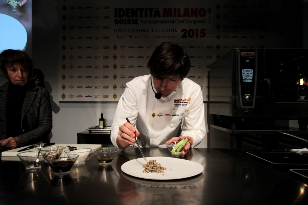 Galleria fotografica






Simone Salvini sul palco: "Il magnifico mondo dei legumi - Un sano equilibrio tra tradizione e creatività!"








Sulla sinistra, Fabio Abbattista, che ha presentato la lezione "Un sano piacere italiano"





