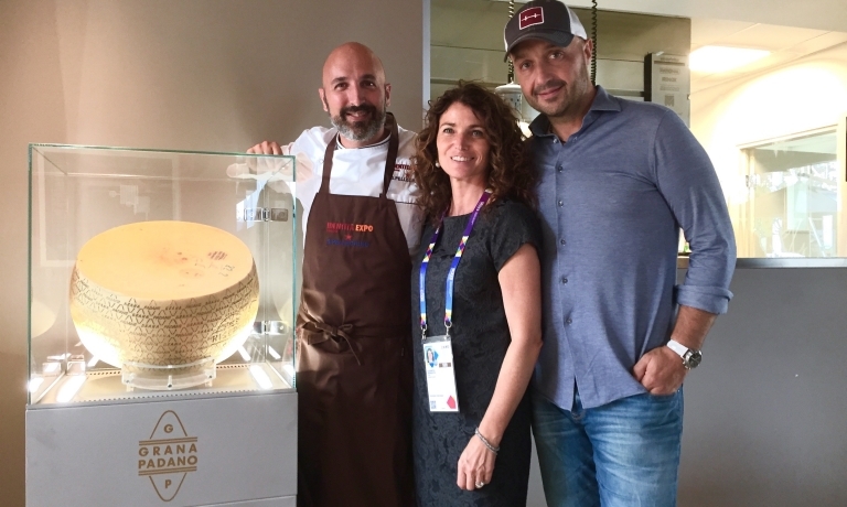 Galleria fotografica






Matteo Renzi, il giorno dell'inaugurazione, a tavola con il ministro Martina e con Massimo Bottura








"E' proprio lui!"








Giuseppe Sala e Francesco Rutelli intervistati da La7 sulla nostra terrazza








Claudio Ceroni di Magenta Bureau, con Sala e Rutelli








Il giornalista Beppe Severgnini








Il Maestro Gualtiero Marchesi, a colloquio con Fabio Abbattista








Giorgio Armani è stato un ospite a sorpresa per il menu di Carlo Cracco








Gianni Morandi al bar di Identità Expo








Danilo Gallinari con Moreno Cedroni





