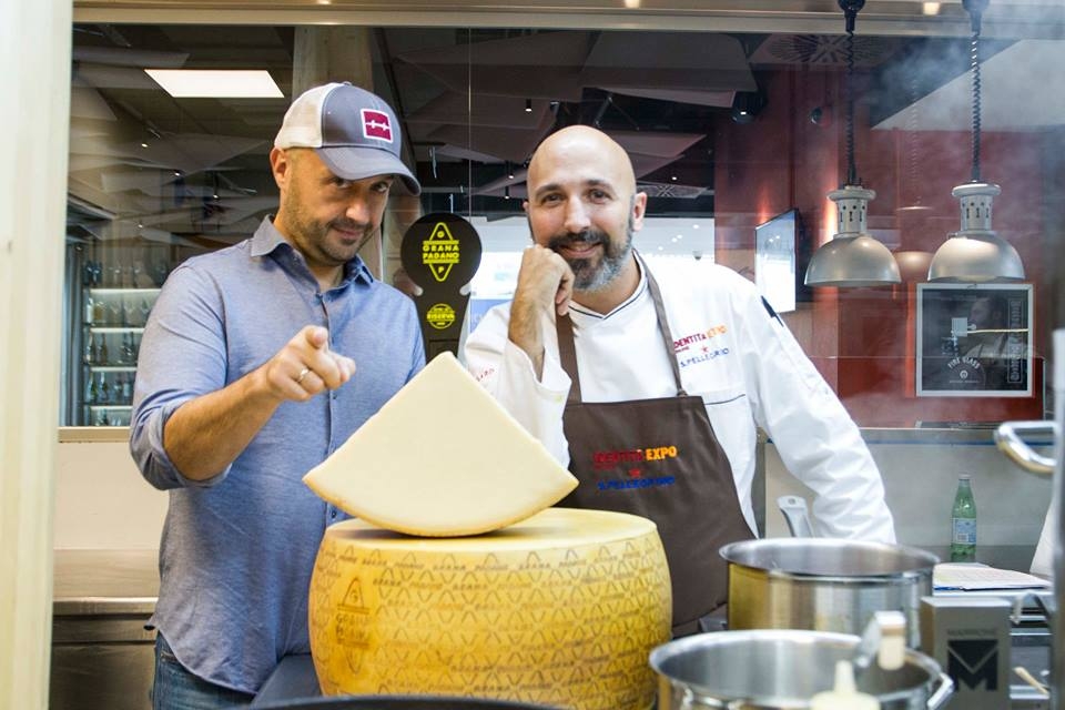 Galleria fotografica






Una grande squadra








Con Domenico Schingaro, suo fidato secondo








Con il vecchio amico Ugo Alciati








A colloquio con Niko Romito








Al lavoro con Carlo Cracco








Si pianifica con Davide Scabin








Con Moreno Cedroni al pass





