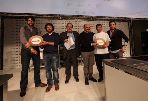 PhotogalleryClaudio Ceroni (di spalle) e Paolo Marchi (a destra) consegnano il premio Amici di Identit&agrave; Golose al giornalista del Corriere della Sera Roberto Perrone, al fotografo Bob Noto e al regista Elvio GorelliDavide Scabin del Combal.Zero di Rivoli ("Pasta e insalata", portata salata) e Nino Di Costanzo del Mosaico del Terme Manzi a Ischia ("Napul &eacute;", portata dolce), premiati per il Piatto dell'anno da Cesare Baldrighi, presidente del Consorzio Grana Padano. All'estrema sinistra, Antonino Maresca, pasticcere dietro a Di CostanzoGiuseppe Iannotti del ristorante Kresios di Telese Terme (Benevento) riceve il premio Vent'Anni da Clement Vachon, International relations, events and communication manager di San Pellegrino. A sinistra Claudio Ceroni di MagentaBureauTonino Cannavacciuolo, chef di Villa Crespi sul Lago D'Orta in Piemonte, premiato da Sara Peirone, Responsabile Top Gastronomy di Lavazza: &egrave; suo il Premio Tipicit&agrave; Italiana in CucinaPremio Birra in Cucina a Fabio Barbaglini dell'Antica Osteria del Ponte alla Cassinetta di Lugagnano (Milano). Con lui, Alfredo Pratolongo, direttore Comunicazione a Affari istituzionali di Heineken Italia. A destra, Christian Milone, chef della Gastronavicella di Pinerolo (Torino), vincitore della seconda edizione del Premio Birra Moretti Grand CruPremio creativit&agrave; in cucina a Massimiliano Alajmo, chef e patron delle Calandre a Rubano (Padova), premiato da Piero Gabrieli e Chiara Quaglia di Molino Quaglia. Con loro, Paolo Marchi e Francesca BarberiniLa chef di Glass Hosteria, Cristina Bowerman, premiata da Alberto Zenato della cantina Zenato: &egrave; lei Identit&agrave; Donna 2013Roberto Filippelli, responsabile marketing e comunicazione di Fontanafredda, premia Massimo Spigaroli, Artigiano del Gusto 2013, chef e patron dell'Antica Corte Pallavicina a Polesine Parmense (Parma)