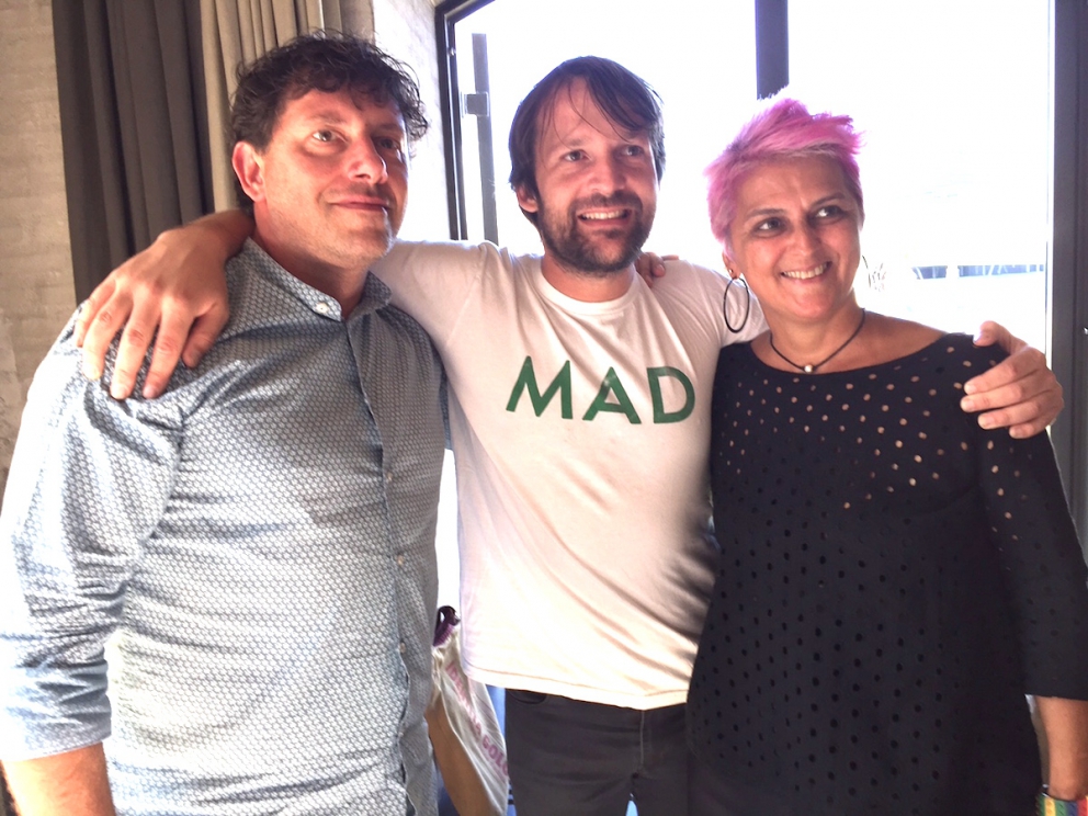 Galleria fotografica






L'edificio che ospita il Noma in una splendida giornata di sole lo scorso sabato 27 agosto, vigilia della quinta edizione di MAD5









Come in un qualsiasi ristorante di mare delle coste italiane e del mondo, il vassoio del pescato (in questo caso nei mari del Nord) viene portato al tavolo e spiegato









First apple of the new season, la prima mela della nuova stagione, una Golden skin per la precisione, per aprire un pranzo superlativo









Una volta aperta, colpo d'occhio a parte, ecco sferette di mela immerse in uno sciroppo di rose e mele fermentate due anni. La fermentazione è una parola dalla quale lì - e non solo lì - proprio non si può prescindere.









Senza parole, così siamo rimasti davanti a questi quattro frutti di fine stagione: in basso a destra (e poi in senso orario) una prugna avvolta in una pellicola naturale, nocciola fresca immersa in olio di nocciola, rosa canina ripiena di frutti di bosco e un fiore di nasturzio farcito con un ribes bacca nera









Un'immagine ravvicinata dei quattro assaggi. Sorprendente il rumore secco della nocciola schiacciata tra i denti. Quattro strepitose idee per accompagnare cocktail vegetariani









Bacche di gelsi, ma di gelsi speciali, quelli che crescono sull'isola di Bornholm, isola danese posta a oriente rispetto al nucleo principale del regno scandinavo, tra le coste della Svezia e della Polonia









Radish pie, tortino di ravanelli. Tale la bellezza del piatto che poteva facilmente deludere. Così non è stato









Chi ha portato in tavola questa preparazione, chiedendo scusa sorridendo, l'ha presentata come una sorta di caprese per via dei pomodorini essiccati e della cagliata di latte fresco. Per il Noma un passo importante: per la prima volta il pomodoro fa capolino nel suo menù. A completare il tutto ribes bianco e ribes nero, olio di colza.









A light stew of fruit and vegetables, così si chiama questa bontà. Dominano le fave e il profumo d'insieme è dato da una estrazione di ciliege









Capolavoro: Sea urcin and cabbage, ricci di mare e cavolo dove una foglia di cavolo svolge la funzione della pasta sfoglia, all'uovo e non, e il ripieno è di ricci in purezza, carnosi e intensi. Arrivano dalle acque gelide dei mari oltre Capo Nord









Un dettaglio del ravioli ai ricci di mare









Langoustine, onion and lavander: dopo l'intensità dei ricci un grande e delicato equilibrio tra i profumi di scampi, cipolle e lavanda









Superbo e godurioso granchio reale prima passato al vapore e poi spadellato con burro aromatizzato agli scampi, le teste per la precisione. Il tutto gustato con le mani









Un esterno del Noma, con il ponte sullo sfondo e tanta gente a camminare rilassata tutt'attorno









Crisp of wild plums and peas, croccante (l'ho sbriciolato al primo morso) con prugne selvatiche e piselli. Ottimo tocco finale con i fiori del timo e del limone









Crisp of wild plum and peas, tanto per ribadire bellezza e bontà









Steamed king crab and egg yolk sauce, la polpa del granchio reale cotta al vapore e servita in un'ardita salsa al tuorlo. Un piatto da meditazione









A ogni cambio di portata il cambio delle posate. Davanti a noi un coltello da Fiorentina e il cervello è andato immediatamente in quella direzione. Poi ecco Charred greens with a scallop paste, foglie di varia natura essiccate alla griglia e spennellate con una pasta di cappesante. E il coltello Laguiole? Una provocazione, ovvio.









#MADMAD5, tanto per non scordarsi perché eravamo a Copenhagen









Nasturzio, gamberi e funghi ma è un mio nome di fantasia perché questa straordinaria minestra non è ancora in carta tanto che non è stata riportata nel menù ricapitolativo che viene consegnato all'uscita.









Un dettaglio della precedente pietanza, qualcosa di stregante: ravioli di foglie di nasturzio e ripieno di gamberetti









Momento di relax, plin plin









Rombo grigliato e salsa di gamberi dolci. Immaginatevi una mini costata di mare, un incredibile giocare tra la sapidità del rombo, la sua gelatinosità e la grassezza esaltata dal calore






