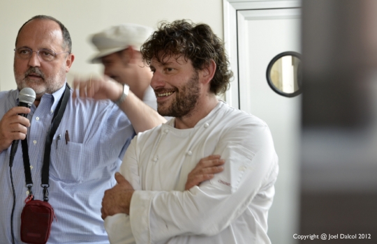 Galleria fotograficaPaolo Casanova, chef padrone di casa del Dopolavoro
Sullo sfondo, il nippo-brasiliano Roberto Okabe, protagonista con i maki in versione rubitt
La Lingua cotta in due modi di Eugenio Roncoroni e Beniamino Nespor del ristorante Al MercatoProve generali della Brass Jazz Band
L'Anguria con quartirolo e menta di Alice Delcourt, chef dell'Erba BruscaDegustazione di rubitt
Acqua Panna e S.Pellegrino e Birra Moretti, sponsor della maratona insieme a Lavazza, Inoxpi&ugrave;, San Bitter e Macelleria Annunciata
