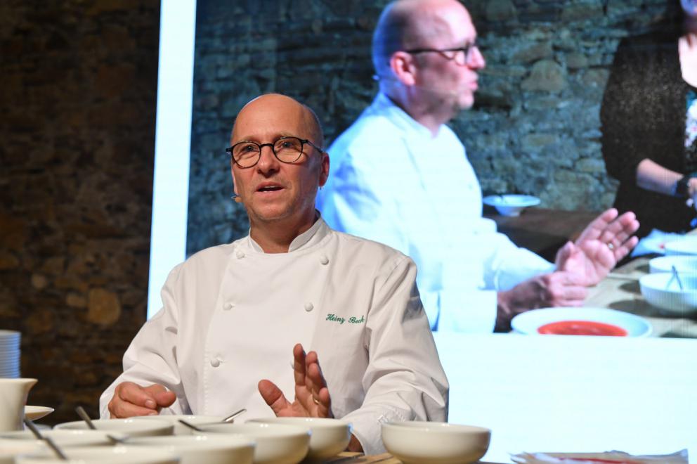 Galleria fotograficaTeatro dell'evento di&nbsp;East Lombardy, il&nbsp;monastero di Ast&igrave;no,&nbsp;Bergamo.&nbsp;E'&nbsp;un complesso conventuale plurisecolare di origine&nbsp;vallombrosana&nbsp;non pi&ugrave; attivo e&nbsp;restaurato nel 2015.
Alcuni degli illustri cuochi che hanno preso parte all'evento. Si riconoscono&nbsp;Carlo Cracco,&nbsp;Chicco Cerea,&nbsp;Tonino Cannavacciuolo&nbsp;e&nbsp;Bobo Cerea
L'affluenza ad "Astino nel Gusto": oltre 4mila partecipanti in&nbsp;3 giorni, 1.100 solo nell'evento di domenica
Ha aperto le danze&nbsp;Antonia Klugmann,&nbsp;L'Argine&nbsp;di Venc&ograve; (Gorizia),&nbsp;proponendo il suo&nbsp;Orzo, farro e radice amara.
Davide Oldani&nbsp;del ristorante&nbsp;D'O&nbsp;di Cornaredo (Milano), al fianco di&nbsp;Lisa Casali.&nbsp;L'autore della cucina Pop ha mostrato a tutti l&rsquo;importanza di lavorare con materie prime buone perch&eacute;, anche se povere, sono in grado di dare origine a piatti emozionanti.
