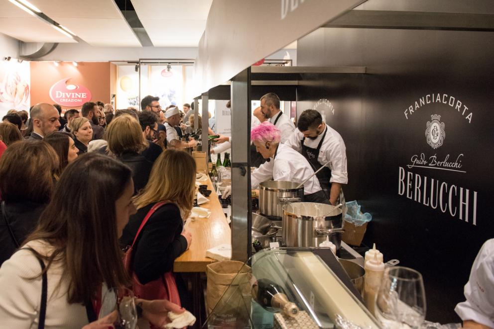 Galleria fotografica






Acetaia Giusti - Il Gran Deposito Aceto Balsamico di Giuseppe Giusti, la più antica azienda produttrice di Aceto Balsamico di Modena fondata nel 1605, ha portato al congresso l’intera Collezione Storica Giusti, una selezione di pregiati aceti balsamici invecchiati fino a 100 anni, assieme a un panettone all’aceto balsamico creato per Acetaia Giusti dall’Antica Pasticceria Muzzi. «Il nostro aceto è sempre in viaggio – ci ha raccontato Claudio Giusti – E' molto interessante vedere come viene utilizzato nelle cucine fusion di tutto il mondo, in Giappone, in Korea e nelle cucine americane e sudamericane». A Identità Golose il Banda Rossa, un aceto balsamico che invecchia in antiche botticelle risalenti al 1600, è stato in assoluto il preferito dagli chef









Agrimontana - Con Agrimontana abbiamo fatto un viaggio tra estetica, ragione e sentimento grazie a diversi appuntamenti con il pastry consultant Emmanuele Forcone che ci ha fatto scoprire forme e strutture in pasticceria; Andrea Tortora, pastry chef, che ha fatto la colomba, preparato la colazione e reinterpretato il pandoro; Diego Crosara, pastry consultant, che ha preparato un Gelato e cioccolato tra dolce e salato; e lo chef Marco Perez che ci ha mostrato un “cibo da favola” in un gioco di molteplici sapori dal gusto unico. Protagonisti i frutti della natura: zenzero candito, amarena chiara, albicocche, pere e olive siciliane candite









Alaska Seafood Marketing Institute (ASMI) - Presenti allo stand di Alaska Seafood i pesci che rappresentano l'eccellenza del gusto, il trionfo della naturalità e, soprattutto, della qualità. Abbiamo scoperto la raffinatezza dei prodotti ittici dell'Alaska: salmone selvaggio, black cod, granchio reale e ikura. Alessio Taffarello, chef di Lile in cucina, ha preparato deliziosi finger food con alcune di queste prelibatezze. Un viaggio meraviglioso dove l'alta qualità della materia prima e la libertà creativa dello chef hanno creato un'esperienza gustativa indimenticabile









Ambasciatori del Gusto - Presenti al congresso anche gli Ambasciatori del Gusto: cuochi, ristoratori, pizzaioli, sommelier, persone di sala, pasticcieri e gelatieri che attraverso il proprio mestiere si sono distinti nella valorizzazione del patrimonio agroalimentare ed enogastronomico italiano. L’associazione Ambasciatori del Gusto è una realtà senza scopo di lucro, espressione dell’eccellenza della ristorazione e della pasticceria italiana









Angelo dello chef - Angelo e Roberta Castellani hanno presentato tutto ciò che può essere utile per uno chef e ristoratore: arredo tavola, forniture complete per cucine professionali, pregiate porcellane, tutto per il finger food, macchinari, specialità alimentari e articoli per la pasticceria









Antica Corte Pallavicina - Come ogni anno i fratelli Spigaroli ci hanno proposto un viaggio di gusto tra i migliori salumi della Bassa Parmense. In primis il mitico culatello di Zibello che ora come 500 anni fa viene prodotto naturalmente, senza conservanti e affinato nelle cantine dell’Antica Corte Pallavicina. La proposta di salumi ha visto inoltre protagonisti il salame gentile, la mariola, il lardo di maiale nero e il “fioccaccio”, assieme a un culatello di Suino Nero di Parma 36 mesi abbinato a un metodo classico della cantina Berlucchi









Artmenu Factory - Con Artmenu Factory abbiamo intrapreso un viaggio all’insegna della qualità e del made in Italy: portamenu e carte dei vini nei materiali più svariati, dall’ecopelle stile canvas all’ecopelle imitazione legno. Lontana da qualsiasi criterio di standardizzazione, l’azienda lavora rigorosamente a mano le proprie realizzazioni coniugando sempre eleganza e funzionalità









Associazione Le Soste - L’associazione Le Soste riunisce ottantacinque tra i migliori ristoranti di cucina italiana nel nostro Paese e nel Mondo. L’idea originaria prese forma nel 1982 durante una cena tra ristoratori amici: alcuni tra i maggiori chef italiani stabilirono di incontrarsi periodicamente per condividere spunti e progetti sull’enogastronomia italiana d’eccellenza e rendere noti ai propri clienti i ristoranti che perseguivano quotidianamente gli ideali di cultura gastronomica, convivialità, accoglienza, cortesia e raffinatezza. Il modello di riferimento furono dal principio le grandi associazioni francesi come Traditions et Qualité e Relais Gourmands. Da allora tanti anni sono passati, ma lo spirito di amicizia tra i diversi soci, nonché il percorso comune teso all’alta qualità, animano ancora oggi i membri Le Soste









Azienda agricola San Pietro a Pettine - L’azienda agricola San Pietro a Pettine è stata presente a Identità Milano 2017 per rappresentare l’Umbria e per raccontare l’eccellenza di un territorio che sta vivendo un momento difficile. Allo stand si sono alternate degustazioni di specialità gastronomiche al tartufo, tra cui il succo di tartufo nero pregiato, ultimo nato in azienda, che ha fatto il suo debutto al congresso









Azienda agricola Valier - Daniele Valier è stato il primo a credere nella valorizzazione della noce verde e ora la sua azienda agricola Valier è la prima e unica a livello nazionale a lavorarla e valorizzarla in ogni sua stagionalità. Allo stand dell’azienda abbiamo conosciuto l’intera linea di prodotti Noce Verde e Noce Secca: farina e pasta di noci, noci sgusciate e olio di noce estratto a freddo dalla spremitura della noce Lara prima qualità






