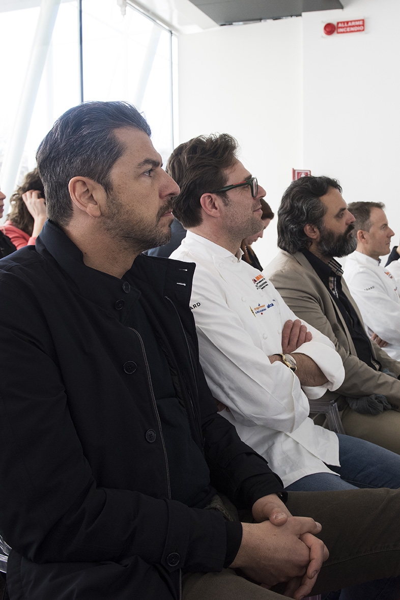 Galleria fotografica






Fabio Abbattista, Leone Felice, Erbusco (Brescia)
«Vorrei che emergesse tutta la nostra capacità di innovare e di organizzare con semplicità anche gli eventi più importanti»








Ugo Alciati, Guido, Costigliole d’Asti (Asti)
(Italian & international best chefs, 6-10 maggio)
«Vorrei tante cose, con una ciliegina sulla torta: che il mondo intero capisse quanto siamo bravi a cucinare»








Matteo Baronetto, Del Cambio, Torino
«Vorrei che si consolidasse il sistema paese. Che i cuochi marciassero uniti fino a un pensiero unico, rispettoso di tutte le sfaccettature»








Italo Bassi, Enoteca Pinchiorri, Firenze (in foto, a sinistra)
«Vorrei che si desse inizio a un nuovo Rinascimento italiano, fondato sul cibo»








Cesare Battisti, Ratanà, Milano 
«Vorrei che fosse tutto quello che non è stato finora: uno scambio di informazioni tra culture per nutrire veramente il pianeta»





