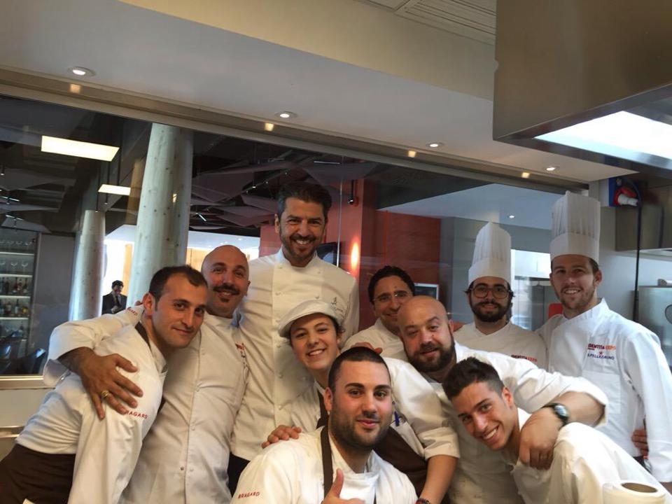 Galleria fotografica






Una grande squadra








Con Domenico Schingaro, suo fidato secondo








Con il vecchio amico Ugo Alciati








A colloquio con Niko Romito








Al lavoro con Carlo Cracco








Si pianifica con Davide Scabin








Con Moreno Cedroni al pass








Joe Bastianich in visita in cucina





