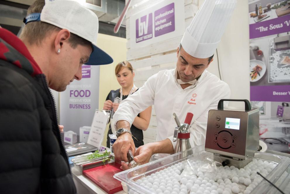 Galleria fotografica






Il viaggio nel mondo di Grana Padano è iniziato il primo giorno di congresso con due degustazioni orizzontali tenute dal Consorzio di Tutela ed è terminato con lo chef Andrea Ribaldone e i suoi sfiziosissimi finger food. La domenica Matteo Baronetto (nella foto con gli GnamBox ed Elisabetta Serraiotto, responsabile Marketing di Grana Padano) ha preparato originali tapas ideate per l'occasione, mentre per la giornata di chiusura il maestro Franco Pepe ci ha regalato la sua personale interpretazione della pizza fritta con il Grana Padano









Durante la pausa lavori, dalle 13 alle 15, lo spazio S.Pellegrino ha offerto ai visitatori del congresso la degustazione di un piatto d’autore: il sabato di Paolo Griffa e Alessandro Rapisarda (nella foto), finalisti rispettivamente della prima e della seconda edizione di S.Pellegrino Young Chef, la domenica un dolce di Loretta Fanella e lunedì il piatto Carciofo&Carciofo di Cristina Bowerman. Domenica alla tavola rotonda Coltivare il talento gli chef Cristina Bowerman, Caterina Ceraudo, Loretta Fanella, Anthony Genovese, Davide Oldani, Ciccio Sultano, Paolo Griffa e Alessandro Rapisarda hanno raccontato storie di successo tra maestri e allievi. E poi è stata da non perdere la specialissima Experience Box...









Giovanni Pellegrino, Alberto Basso e Giuseppe Lo Iudice (nella foto), giovani talenti del Premio Birra Moretti Grand Cru, hanno proposto le loro creazioni ideate in abbinamento con Birra Moretti Grand Cru, rispettivamente: Beer Donuts con Birra Moretti La Bianca, Pancia di maiale iberico, luppolo e Birra Moretti Grand Cru e Anatra alla Birra Moretti Lunga Maturazione, anche in abbinamento









Le miscele iTierra! Origins, in cui si coniugano eccellenza del prodotto, rispetto per l’ambiente e attenzione al sociale e la special edition di “Kafa”, uno dei caffè più pregiati al mondo che nasce nella foresta etiope, sono stati i  protagonisti dello spazio espositivo Lavazza, che ha ospitato un ’esperienza sensoriale con esclusivi aperitivi di food pairing firmati dallo chef Cesare Battisti e dal bartender Dennis Zoppi. A stupire i visitatori l’esclusiva auto “stellata” Smart Forfood, primo ristorante su quattro ruote nato dalla collaborazione tra Lavazza, Mercedes-Benz Italia, Michelin, Focaccia Group e Medici Style, sotto la direzione creativa di Davide Oldani (foto)









Allo stand di Vino Libero & Compagnia, il gruppo Fontanafredda (nella foto, Andrea Farinetti) ci ha raccontato la biodiversità agroalimentare italiana con un viaggio di degustazioni attraverso l’Italia del vino, tra le regioni più importanti del panorama enologico italiano, dal Piemonte fino alla Sicilia









Dopo 4 anni dalla prima edizione è tornato Bread Religion nello spazio Petra Molino Quaglia. Cuochi, pizzaioli, pasticcieri e panettieri hanno accompagnato gli ospiti del congresso lungo un viaggio di profumi e sapori che parte dal grano. Pagnotte da affettare, ciabatte alveolate, focacce salate e dolci lievitati, panini morbidi o con la crosta, impasti di lievito madre con farine Petra macinate a pietra o biologiche, con e senza glutine: queste le forme del pane che i professionisti ospiti hanno farcito per interpretare la loro idea del “viaggio”









Le Cantine Ferrari hanno scelto Identità Golose per continuare il percorso di approfondimento sull’Arte dell’Ospitalità avviato lo scorso anno con The World’s 50 Best Restaurants. Il tema dell’accoglienza, molto sentito da Ferrari che da anni si impegna a valorizzare l’importante ruolo della sala, è stato raccontato sul palcoscenico dell’Auditorium alla scoperta degli elementi che rendono indimenticabile l’esperienza gastronomica. Nella giornata di lunedì lo spazio Ferrari ha offerto degustazioni di Riserve Trentodoc: Perlè, Perlè Bianco, Perlè Nero e Perlè Rosè, abbinati alle creazioni di Alfio Ghezzi, del ristorante Locanda Margon di proprietà della famiglia Lunelli (nella foto, Matteo Lunelli a Identità Milano)









Regione Lombardia ha presentato i suoi prodotti agroalimentari di qualità, un’ampia rappresentanza che si colloca ai primi posti a livello nazionale: 34 prodotti Dop e Igp, 249 prodotti tradizionali di valenza storica, 41 vini tra Docg, Doc e Igt. Allo stand di Regione Lombardia si sono alternati produttori della Valtellina, del territorio comasco e dell’Oltrepò Pavese con degustazioni dei migliori prodotti e vini locali









Il Pastificio Felicetti ha fatto viaggiare la pasta coinvolgendo tre grandi chef al Monograno Diner: Carlo Cracco (nella foto, con Paolo Lopriore) ha presentato un piatto di pasta in chiave italiana, Giorgio Nava ha proposto una cucina sudafricana e Luca Fantin una ricetta ispirata ai sapori del Giappone. Un viaggio tra i sapori del profondo sud e dell’estremo oriente che parte da casa, dall’Italia. Ogni giorno si sono alternati ai fornelli tre giovani cuochi italiani: Lucia Tellone, Sara Preceruti e Antonio Colombo, per interpretare il nuovo nato in casa Felicetti: Il Valentino, lo spaghettone dalle dimensioni più generose









Si è aperto con un omaggio a Iginio Massari (nella foto) l’importante programma dedicato alla pasticceria d'autore che ha visto Valrhona protagonista al congresso. Dossier Dessert è stata l’occasione per osservare il mondo delle pasticcerie secondo la prospettiva internazionale che caratterizza l’approccio di Valrhona, da sempre impegnata a valorizzare l’innovazione e la creatività ponendo al centro il lavoro di tanti giovani professionisti









Alce Nero ha accolto il tema del viaggio costruendo un percorso che parla di materie prime biologiche e di luoghi in cui vengono coltivate. I visitatori hanno incontrato sapori e territori attraverso quattro diverse degustazioni di 12 prodotti, scandite ogni giorno al ritmo di colazione con yogurt, miele e frollini, pranzo con pasta, riso e cereali, merenda con cioccolato, composte di frutta e succhi e aperitivi con olio extravergine di oliva, pomodori e nettari di frutta









Lo spazio espositivo di Autogrill ha ricostruito Bistrot, l’innovativo concept realizzato in collaborazione con l’Università degli Studi di Scienze Gastronomiche di Pollenzo per valorizzare i prodotti tipici e il recupero delle pratiche artigianali. Per accompagnare i visitatori in un immaginario “viaggio lungo un giorno” è stato ricreato un “open-lab” dove riflettere sui nuovi trend del food, attraverso i vari momenti della giornata









«Identità di Champagne è l’appuntamento imperdibile per scoprire il prestigio della più antica Maison de Champagne» ha affermato Andrea Pasqua (nella foto), senior brand manager di Ruinart in Italia. Quest’anno il protagonista è Ruinart Rosé, l’espressione golosa del gusto Ruinart, un elegante connubio tra lo Chardonnay e il Pinot Noir. Le creazioni enoiche dello chef de caves Frédéric Panaiotis hanno mostrato la versatilità dell’abbinamento tra l’alta gastronomia e le bollicine francesi con tre degustazioni giornaliere nel Ruinart Lounge









Berto’s, partner ufficiale per la realizzazione di tutti gli impianti di cottura, ha presentato La Cucina, una nuova divisione su misura che esalta i valori dell’unicità. Vera protagonista sul palcoscenico dell’Auditorium, La Cucina è uno strumento unico, disegnato e realizzato in esclusiva. Allo stand Berto’s si sono alternati cooking show di Paolo Cappuccio, Nicola Dinato e Alessandro Borghese. «Le nostre cucine viaggiano in più di 90 paesi da oltre 40 anni – ha spiegato Enrico Berto - La contaminazione con le altre culture e gli altri mondi è stata fondamentale per portare l’azienda a sviluppare il prodotto che abbiamo presentato a Identità Golose»






