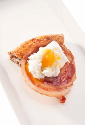 Galleria fotografica






Mezzogiorno in mezzo all’orto, ovvero Crema profumata di latte, radicchio tardivo di Treviso, puntarelle e castraure. Una pizza firmata dal superduo Corrado Assenza, Caffè Sicilia di Noto (Siracusa), e Simone Padoan dei Tigli di San Bonifacio, Verona








Dolce pizza con toma di ragusano e le sue dolci complicità: marmellata di pompelmo rosa e peperoni grigliati canditi. Un'altra soluzione a cavallo tra il dolce e il salato firmata da Corrado Assenza e Simone Padoan








La Salsiccia e cipolla di Beniamino Bilali del Berberè di Castel Maggiore (Bologna). Una pizza del territorio stesa in maniera tradizionale e semplice





