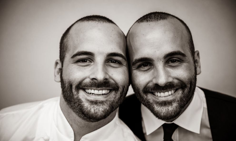 Chef a sinistra, responsabile della sala a destra: i gemelli Alessandro e Filippo Billi. Saranno a Identità Golose Milano i prossimi mercoledì 23 e giovedì 24 giugno e, visto il menu particolarmente articolato, ci sarà un orario unico di prenotazione alle 19.30 e il servizio inizierà per tutti i tavoli alle 20.00. Per prenotare il vostro tavolo andate sul sito ufficiale dell'Hub