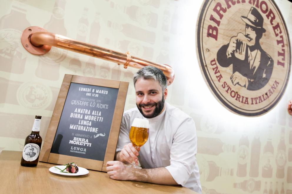 Galleria fotografica






Il viaggio nel mondo di Grana Padano è iniziato il primo giorno di congresso con due degustazioni orizzontali tenute dal Consorzio di Tutela ed è terminato con lo chef Andrea Ribaldone e i suoi sfiziosissimi finger food. La domenica Matteo Baronetto (nella foto con gli GnamBox ed Elisabetta Serraiotto, responsabile Marketing di Grana Padano) ha preparato originali tapas ideate per l'occasione, mentre per la giornata di chiusura il maestro Franco Pepe ci ha regalato la sua personale interpretazione della pizza fritta con il Grana Padano









Durante la pausa lavori, dalle 13 alle 15, lo spazio S.Pellegrino ha offerto ai visitatori del congresso la degustazione di un piatto d’autore: il sabato di Paolo Griffa e Alessandro Rapisarda (nella foto), finalisti rispettivamente della prima e della seconda edizione di S.Pellegrino Young Chef, la domenica un dolce di Loretta Fanella e lunedì il piatto Carciofo&Carciofo di Cristina Bowerman. Domenica alla tavola rotonda Coltivare il talento gli chef Cristina Bowerman, Caterina Ceraudo, Loretta Fanella, Anthony Genovese, Davide Oldani, Ciccio Sultano, Paolo Griffa e Alessandro Rapisarda hanno raccontato storie di successo tra maestri e allievi. E poi è stata da non perdere la specialissima Experience Box...






