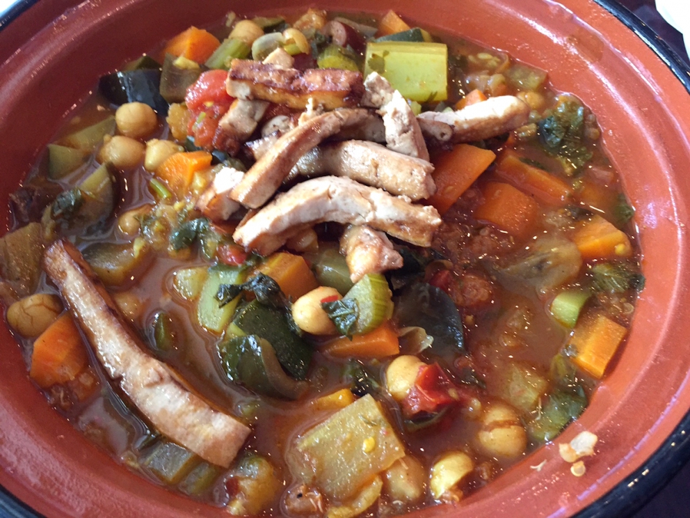 Galleria fotografica






I celeberrimi (e copiatissimi) Pork Buns del Momofuku Ssäm Bar, panini al vapore con pancia di maiale, cetrioli pickled e scalogno bianco e verde, da accompagnare con salsa hoisin, bbq o sriracha. E' un altro piatto simbolo della grande gastronomia newyorkese (la ricetta su Lucky Peach). Lo firma il cuoco di origini sudcoreane David Chang nel primo locale di un impero che oggi vanta filiali anche a Washington, Toronto, Sydney e presto anche Las Vegas









Jajangmyeon con salsiccia di maiale, chili pan mee e uovo fritto. Jajangmyeon è una specialità sudcoreana che, nelle sue formulazioni variabili, prevede sempre dei noodle e della salsa chunjang (pasta salata di soia nera). Li abbiamo assaggiati al Nishi, l'ultimo nato (a gennaio 2016) del marchio Momofuku, il primo aperto nel West Village di Manhattan (Nishi vuol dire appunto "West"). La curiosità? Oltre alle specialità dalla cucina coreana, il menu ha una vasta sezione di piatti creativi su matrice italiana, dalla Lattuga croccante con bagnacoda di noci agli Spaghetti cacio e pepe con uovo fritto sopra









La tartare di tonno big eye (thunnus obesus) con coulis di avocado, caviale ed erba cipollina in salsa ponzu al sesamo di Soto, tra i più longevi e splendenti ristoranti giapponesi di New York, due stelle Michelin nei pressi di Washington Park. Attenzione perché può capitare di sentire Sotohiro Kosugi, cuoco celebre per la sua passione (diciamo anche malattia) per gli uni, i ricci di mare, sbraitare addosso al suo assistente al bancone del sushi, noncurante della clientela. Un iracondo perfezionismo che fa di lui il Jiro della Grande Mela









Il Sandwich di taleggio e formaggio di capra grigliato, servito con due piccole ciotole di marmellata di cipolle e senape accanto. Un assaggio fulminante a pranzo allo Spotted Pig, il celeberrimo maiale macchiato volante che svetta nella placida 11ma strada dell West Village, a New York. E' il locale easy (ma con stella Michelin) di April Bloomfield, la cuoca inglese di Birmingham celebre per la sua passione suina









A sinistra, le Biete dorate con uva marinata, olio d'oliva e lime, uno dei piatti più convincenti di CJ Jacobson, chef californiano del neonato Ēma di Chicago, un luogo molto piacevole per consumare piatti in sharing dal tocco mediterraneo-medioriental-californiano









Mousse di fegato di pollo su pane di mais, uva e aneto, piatto, anche questo da condividere, assaggiato al Dixie di Chicago, locale su due livelli che richiama, nel cibo e nell'architettura, le case del Sud degli Stati Uniti 









La foto è davvero improponibile, lo so bene io per primo, Paolo Marchi, che l’ho scattata nel locale di Sarah Grueneberg a Chicago, il Monteverdi. Posso dire, a mia parziale discolpa, che era buio e se non sei un mago per davvero, con l’IPhone difficile fare bene. Ma è anche l’unica e viene pubblicata perché è stata una gran bella serata e la chef ha una visione nuova sulla pasta, soprattutto su quella fresca, fatta al momento al centro del ristorante. E questa pasta alla chitarra con finferli e zucchini non è in carta, ma non ero in forma, fulminato dalla differenza di fuso con l’Italia, sette ore, e ho chiesto qualcosa di fresco e profumato, due ingredienti e uno dovevano essere i funghi. Insomma, grazie Sarah.






