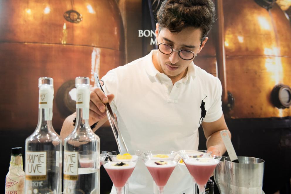 Galleria fotografica






Acetaia Giusti - Il Gran Deposito Aceto Balsamico di Giuseppe Giusti, la più antica azienda produttrice di Aceto Balsamico di Modena fondata nel 1605, ha portato al congresso l’intera Collezione Storica Giusti, una selezione di pregiati aceti balsamici invecchiati fino a 100 anni, assieme a un panettone all’aceto balsamico creato per Acetaia Giusti dall’Antica Pasticceria Muzzi. «Il nostro aceto è sempre in viaggio – ci ha raccontato Claudio Giusti – E' molto interessante vedere come viene utilizzato nelle cucine fusion di tutto il mondo, in Giappone, in Korea e nelle cucine americane e sudamericane». A Identità Golose il Banda Rossa, un aceto balsamico che invecchia in antiche botticelle risalenti al 1600, è stato in assoluto il preferito dagli chef









Agrimontana - Con Agrimontana abbiamo fatto un viaggio tra estetica, ragione e sentimento grazie a diversi appuntamenti con il pastry consultant Emmanuele Forcone che ci ha fatto scoprire forme e strutture in pasticceria; Andrea Tortora, pastry chef, che ha fatto la colomba, preparato la colazione e reinterpretato il pandoro; Diego Crosara, pastry consultant, che ha preparato un Gelato e cioccolato tra dolce e salato; e lo chef Marco Perez che ci ha mostrato un “cibo da favola” in un gioco di molteplici sapori dal gusto unico. Protagonisti i frutti della natura: zenzero candito, amarena chiara, albicocche, pere e olive siciliane candite









Alaska Seafood Marketing Institute (ASMI) - Presenti allo stand di Alaska Seafood i pesci che rappresentano l'eccellenza del gusto, il trionfo della naturalità e, soprattutto, della qualità. Abbiamo scoperto la raffinatezza dei prodotti ittici dell'Alaska: salmone selvaggio, black cod, granchio reale e ikura. Alessio Taffarello, chef di Lile in cucina, ha preparato deliziosi finger food con alcune di queste prelibatezze. Un viaggio meraviglioso dove l'alta qualità della materia prima e la libertà creativa dello chef hanno creato un'esperienza gustativa indimenticabile









Ambasciatori del Gusto - Presenti al congresso anche gli Ambasciatori del Gusto: cuochi, ristoratori, pizzaioli, sommelier, persone di sala, pasticcieri e gelatieri che attraverso il proprio mestiere si sono distinti nella valorizzazione del patrimonio agroalimentare ed enogastronomico italiano. L’associazione Ambasciatori del Gusto è una realtà senza scopo di lucro, espressione dell’eccellenza della ristorazione e della pasticceria italiana









Angelo dello chef - Angelo e Roberta Castellani hanno presentato tutto ciò che può essere utile per uno chef e ristoratore: arredo tavola, forniture complete per cucine professionali, pregiate porcellane, tutto per il finger food, macchinari, specialità alimentari e articoli per la pasticceria









Antica Corte Pallavicina - Come ogni anno i fratelli Spigaroli ci hanno proposto un viaggio di gusto tra i migliori salumi della Bassa Parmense. In primis il mitico culatello di Zibello che ora come 500 anni fa viene prodotto naturalmente, senza conservanti e affinato nelle cantine dell’Antica Corte Pallavicina. La proposta di salumi ha visto inoltre protagonisti il salame gentile, la mariola, il lardo di maiale nero e il “fioccaccio”, assieme a un culatello di Suino Nero di Parma 36 mesi abbinato a un metodo classico della cantina Berlucchi









Artmenu Factory - Con Artmenu Factory abbiamo intrapreso un viaggio all’insegna della qualità e del made in Italy: portamenu e carte dei vini nei materiali più svariati, dall’ecopelle stile canvas all’ecopelle imitazione legno. Lontana da qualsiasi criterio di standardizzazione, l’azienda lavora rigorosamente a mano le proprie realizzazioni coniugando sempre eleganza e funzionalità









Associazione Le Soste - L’associazione Le Soste riunisce ottantacinque tra i migliori ristoranti di cucina italiana nel nostro Paese e nel Mondo. L’idea originaria prese forma nel 1982 durante una cena tra ristoratori amici: alcuni tra i maggiori chef italiani stabilirono di incontrarsi periodicamente per condividere spunti e progetti sull’enogastronomia italiana d’eccellenza e rendere noti ai propri clienti i ristoranti che perseguivano quotidianamente gli ideali di cultura gastronomica, convivialità, accoglienza, cortesia e raffinatezza. Il modello di riferimento furono dal principio le grandi associazioni francesi come Traditions et Qualité e Relais Gourmands. Da allora tanti anni sono passati, ma lo spirito di amicizia tra i diversi soci, nonché il percorso comune teso all’alta qualità, animano ancora oggi i membri Le Soste









Azienda agricola San Pietro a Pettine - L’azienda agricola San Pietro a Pettine è stata presente a Identità Milano 2017 per rappresentare l’Umbria e per raccontare l’eccellenza di un territorio che sta vivendo un momento difficile. Allo stand si sono alternate degustazioni di specialità gastronomiche al tartufo, tra cui il succo di tartufo nero pregiato, ultimo nato in azienda, che ha fatto il suo debutto al congresso









Azienda agricola Valier - Daniele Valier è stato il primo a credere nella valorizzazione della noce verde e ora la sua azienda agricola Valier è la prima e unica a livello nazionale a lavorarla e valorizzarla in ogni sua stagionalità. Allo stand dell’azienda abbiamo conosciuto l’intera linea di prodotti Noce Verde e Noce Secca: farina e pasta di noci, noci sgusciate e olio di noce estratto a freddo dalla spremitura della noce Lara prima qualità









Berlucchi - Berlucchi ha accolto gli ospiti nella sua lounge all black dove, oltre all’assaggio di ’61 Brut, Satèn e Rosè, si sono tenute degustazioni di audaci abbinamenti di salmone Upstream, culatello da maiale nero affinato 36 mesi dell’Antica Corte Pallavicina, con ’61 Nature 2009, Franciacorta non dosato, affinato 5 anni sui lieviti. Cristina Bowerman di Glass Hostaria ha deliziato il pubblico con tre finger in un originale “elogio della purezza”






