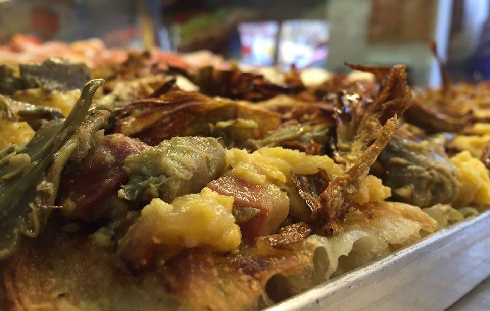 Galleria fotografica






Patrick Ricci, Pomodoro & Basilico, San Mauro Torinese (Torino)

Emozioni - Foie gras con criollo 100%, mostarda di fichi e mousse al caffè. Sottotitolo, l'amore in un morso. Resta in bocca un gusto finale di amaro e dolce, è un po' la sensazione che si prova quando si vive un amore, ma nei momenti un po' tristi, dopo una lite o quando non è corrisposto – foto Luca Appiotti









Simone Lombardi, Dry, Milano

Pizza anguilla al cartoccio, cime di rapa e provola affumicata - Un piatto dalla prevalente nota affumicata data dalla cottura dell’anguilla nel forno a legna. Le cime di rapa ne risaltano: sapidità, grassezza e tendenza amarognola









Leonardo Giannico, Taverna Gourmet, Milano

Pizza polipo e cime di rapa, impasto al nero di seppia – Con vellutata di broccoli calabresi cime di rapa e polipo alla plancia, il tutto accompagnato da un bicchierino di acqua di polipo, lime e pepe nero, per sciacquare la bocca e accompagnare la pizza









Antonio Pappalardo, La Cascina dei Sapori, Rezzato (Brescia)

Pizza da degustazione con tagliatelle di seppia, caco, noce macadamia e frutto della passione - L'abbiamo proposta in anteprima per la serata di beneficienza che abbiamo organizzato a favore della fondazione PInAC ed è piaciuta molto. L'ho creata insieme al mio secondo Matteo Attianese, perché abbiamo visto che in precedenza abbiamo proposto la seppia in alcune pizze ma sempre con poco successo. Quindi cambiando forma alla seppia (prima cotta sottovuoto e poi tagliata con l'affettatrice a mó di tagliatella) ho notato che è stata molto apprezzata









Denis Lovatel, Da Ezio, Alano di Piave (Belluno)

In-fusioni - La pizza inaugura un progetto al quale tengo molto, prevede la creazione di 12 pizze d'autore ideate insieme ad altrettanti importanti chef. Ne proporremo una al mese qui Da Ezio. Questo mese partiamo con una pizza creata insieme a Francesco Brutto di Undicesimo Vineria, premiato di recente come Miglior Chef Emergente del Nordest. Insieme abbiamo pensato una pizza bianca con fiordilatte, topinambur al forno, chips di cavolo nero, succo di cavolo nero, noci e infuso di Pu'er, un particolare tè post-fermentato cinese della regione della Yunnan, che più invecchia e più migliora. Sulla pizza usiamo un Pu'er del 1998 con sentori di noce, cantina, terra e corteccia. In generale è una pizza che gioca sull'armonia e non sui contrasti, i gusti si richiamano a vicenda









Alberto Morello, Gigi Pipa, Este (Padova)

Gennaio nell'orto - La verdura è ovviamente di nostra produzione (broccolo verde, finocchio con aneto, cipolla caramellata, spuma di spinaci e parmigiano, chips di broccolo fiolaro)









Ruggero Ravagnan, Grigoris, Mestre (Venezia)

Cavolo che sarda! - Fiordilatte, cavolo nero, sarda al forno, peperoncino fresco, pane croccante di Petra9, finocchietto









Simone Padoan, I Tigli, San Bonifacio (Verona)

Pizza raperonzoli e pasta di salame - Perché per me è la perfetta trasposizione di ricordi di infanzia in un piatto moderno, capace di attualizzare sapori tradizionali tipici di questo periodo









Renato Bosco, Saporè, San Martino Buon Albergo (Verona)

Aria Affumicata - Aria di pane cotta al vapore con renga affumicata e con crema calda di broccoletto di Custoza. Tradizioni e usanze della cucina veronese vogliono essere riportate in chiave attuale presentando un piatto che si troverà a Saporè nel periodo quaresimale. In molti paesi del Veronese si festeggia la renga (pesce povero) in concomitanza con il mercoledì delle ceneri. Sacro e profano si mescolano









Matto Aloe, Berberè, Bologna (anche Castelmaggiore e Firenze)

Pizza 'nduja di Spilinga, pomodoro, caciocavallo. Una pizza che ha preso posto nei menu di tutte le stagioni in Berberè. Un'evergreen caldo, deciso e accogliente: una pizza del sud









Massimo Gatti, I Due Gatti, Borgo Val di Taro (Parma)

Pizza Don Camillo. E' una delle pizze che comporrà il menu della nuova pizzeria al taglio Pizza di Parma, in posizione centralissima a Parma (apertura entro marzo) che proporremo lungo l'anno con cadenza mensile, per giocare anche con prodotti fuori del nostro territorio in maniera accattivante. E' ispirata alle scorribande e ai luoghi del personaggio di Guareschi: spalla cotta di San Secondo, la crema di Parmigiano-Reggiano (tratto d'unione tra le due province) e le cipolline Borettane (Boretto è un paese nei pressi di Brescello, dove venne sviluppata la storia di Don Camillo) cotte nella Fortana, vino tipico della Bassa Parmense e Reggiana 






