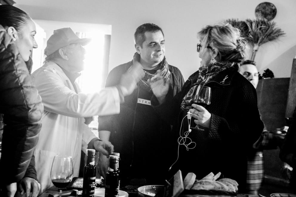 Galleria fotograficaGiuseppe Indorato,&nbsp;dell&rsquo;azienda&nbsp;Nero Maialino&nbsp;di Adrano (Ct), prepara le sue prelibatezze. Tutte le foto sono di Salvo Mancuso
Dario Cecchini e Pawel Sacha
Luciano Pennisi e Giovanni Santoro, chef dello Shalai
Saro Pennisi
Alessio Planeta, Dario Cecchini, Pawel Sacha
Patricia Toth, enologo di casa Planeta, e Arianna Occhipinti
Giuseppe Indorato
Saro Pennisi e Dario Cecchini
