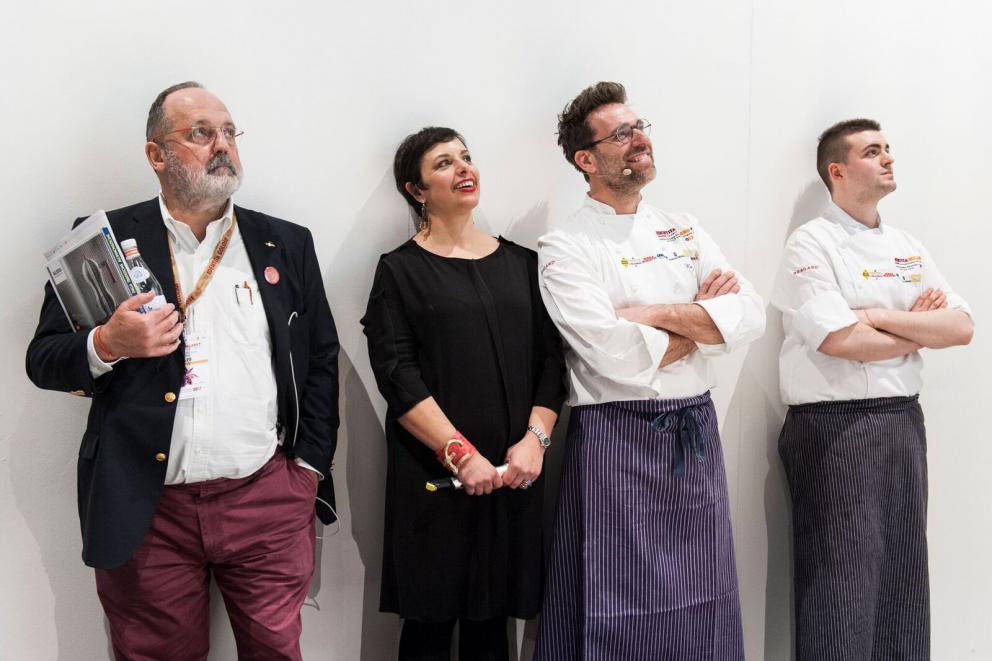 Galleria fotografica






Il Piemonte è stato punto di incontro tra il brianzolo Enrico Crippa, chef del ristorante Piazza Duomo, e il pugliese Massimiliano Prete, pizzaiolo della pizzeria Gusto Divino di Saluzzo e della Gusto Madre di Alba, città dove entrambi lavorano con molta soddisfazione da molto tempo. Una conoscenza, la loro, diventata un’amicizia e una “collaborazione” imperniata sulla stima e sul rispetto, che li ha portati a giocare con fermentazioni e lievitazioni, alta digeribilità, gusto e consistenze diverse









CosÃ¬ nasce la pizza Contaminazioni di gusto, un viaggio attraverso lâ€™Italia: su una morbida focaccia ligure al cui impasto sono state aggiunte delle cime di rapa poggia una base di 'nduja, poi un letto di burrata, una cipolla novella aperta cotta sotto vuoto che accoglie un uovo marinato al centro, completata da primule, acetosella, polvere di cime di rapa. Il tuttoÂ servito su carta da forno con accanto un brodo di cipolla per sciacquarsi la bocca.

Leggi anche:Â Le ContaminazioniÂ di Crippa e Prete, di Tania Mauri









Contaminazioni di Gusto









Si definisce lo scultore della farina Corrado Scaglione dell’Enosteria Lipen, perché la sua abilità sta nel trasformare la polvere di grano in qualcosa di concreto come una scultura, la pizza in questo caso, un disco di pasta che cresce e si trasforma.









Specializzato nella pizza napoletana «sorgente di ogni pizza che si è evoluta, una pizza dal cammino contorto perché Napoli è frutto di contaminazione di molti popoli», propone una golosa Sensazione, insieme di semplicità e territorio dato da pochi elementi, dove all’impasto partenopeo (farina, acqua, sale e lievito madre) aggiunge pomodoro del Piennolo, lardo di Arnad, mozzarella di bufala e, per completare, cipolla di Tropea fritta croccante e aneto fresco dal retrogusto amaro. Conclude, e stupisce, con un dolce di frolla con Petra 3 arricchito da una spuma di mozzarella di bufala caramellata e limone candito









Sensazione









Gennaro Nasti impara a conoscere la cucina dei grandi chef a Chicago, per poi proseguire a Parigi, patria dell’haute cuisine. Qui nel giro di qualche anno, ha aperto due locali, prima Popine e successivamente Bijou. Usa la farina Petra 9 per i suoi impasti e propone a Identità di Pizza due sue creazioni, che rimandano allo stile dei suoi locali. Nel primo prima è predominante infatti la classica pizza napoletana, nel secondo alza il livello facendosi affiancare dallo chef Marco Di Martino, ex Ducasse, per essere supportato in cucina e proporre una vera e propria pizza gourmet









Sul palco ha quindi portato altrettanti esempi delle sue pizze: la Margherita, con pomodoro stracotto come il vero il ragù napoletano, e poi la pizza Da Napoli a Parigi, dove la tradizione francese incontra quella partenopea: il topping è composto da mousse di foie gras speziato, burrata, patè di olive caiatine e un olio aromatizzato al limone per sgrassare









Da Napoli a Parigi









Mangiare e stare bene, nutrire e godere. Questi i punti di forza di Riccardo Antoniolo (nella foto, con Francesca Romana Barberini, che ha presentato le lezioni) della pizzeria Ottocento Simply Food di Bassano del Grappa, dove propone impasti di Petra tipo 2 e germinati, ricchi di fibra. Pizze buone e belle, “che funzionino”, come il finger food di pizza, “pizza in punta di dita”, vegetale ed equilibrata: la pasta viene messa all’interno di un anello di metallo per 4 ore a temperatura controllata, rovesciata e cotta nel forno, abbattuta e coppata









Su questa base aggiunge, con un sac a poche, una vellutata di rapa rossa e topinambur, che contiene molto ferro, quindi hummus di ceci, rapa fermentata, scorza di limone pastorizzata e noce pecan. Sulla seconda pizza propone un impasto 100% di farro monococco, ricco di carotene, su cui pone una purea di broccolo di Bassano, fiori di broccolo bianco appena scottato, un filetto di trota marinato in sale e zucchero di cocco per 36 ore, semi di lino spezzati, olio e pepe.

Leggi anche: Buono e sano: la lezione di Antoniolo, di Carlo Passera









Mini-pizze con vellutata di rapa rossa, topinambur, hummus di ceci, rapa fermentata, scorza di limone pastorizzata e noce pecan









Un viaggio nel tempo e nel territorio quello di Giorgio Caruso, giovane patron della pizzeria Lievità di Milano. Propone due pizze tradizionali napoletane in chiave gourmet che raccontano, con pochi e semplici ingredienti, la sua storia: la prima richiama chiaramente le origini campane del pizzaiolo, con un impasto “chiaro”, con farina Petra 1, dal cornicione pronunciato e dall’abbinamento “ad effetto” con crema di cozze, filetti di pomodoro San Marzano, fiordilatte di Agerola e buccia di limone









La seconda pizza è invece uno sguardo attento e curioso verso ciò che ha scoperto in terra lombarda, dove su un impasto integrale con Petra 9 aggiunge dell’ottimo gorgonzola, radicchio croccante e una riduzione di prugna









Pizza con gorgonzola, radicchio croccante e riduzione di prugna









Ciro Salvo, figlio d’arte, patron della pizzeria 50 Kalò di Napoli, ci fa fare un viaggio nella semplicità e nelle origini della pizza proponendo le “banali” Margherita e Marinara, «pizze che rappresentano l’eccellenza italiana nel mondo e che esaltano l’impasto, apparentemente semplici ma in realtà difficili da fare buonissime»









Impasto, manualità e cottura sono le doti del pizzaiolo secondo Salvo, che incanta con i profumi e i colori delle sue pizze, morbide e mai croccanti come vuole la tradizione napoletana, ma anche con le sue parole che parlano di arte e sapere da tramandare, divulgazione del verbo e apertura a nuove vie da percorrere per avere una pizza sempre più digeribile, senza però mai stravolgere l’identità del prodotto









Marinara









Giuseppe e Simone Vesi, padre e figlio, pizzaioli alla quarta generazione, patron delle due Pizzagourmet di Napoli, propongono sul palco la loro pizza che affonda le radici nella tradizione partenopea, ma che nello stesso tempo si evolve in un cambiamento necessario per ottenere un impasto più digeribile e sano. Un nuovo impasto quindi con farina di tipo 1, molto idratato, con 48 ore di lievitazione, una biga di 18 ore e l’uso della semola rimacinata per lo “spolvero” e, successivamente, la messa in forno









Sostenitori dei prodotti Slow Food e del territorio, farciscono il disco bianco con pomodoro giallo del Vesuvio, mozzarella di bufala campana Dop e basilico. Pochi ingredienti ma di grande gusto e sapore per una pizza che prossimamente sbarcherà anche a Milano









L'altra pizza dei Vesi: Fantasia di colori e sapori









Dal gelato alla pizza il passo è breve. Lovely Fifty Fifty (ex gelateria, oggi pizzeria) è il locale di una pizzaiola dell’Oregon, Sarah Minnick, che ha scelto di lavorare solo con produttori locali biologici e, possibilmente, a chilometro zero. I contadini la consigliano al meglio sui prodotti stagionali per esaltare sapori e colori delle sue pizze (leggi il pezzo di Paolo Marchi: Alle radici della pizza della Minnick)









Una tecnica inaspettata, la sua, dove tutti gli ingredienti vengono miscelati insieme, formaggio incluso (Grana Padana e formaggi italiani e americani) in modo da avere una cottura più omogenea. Propone una pizza "al falso pesto” con un impasto di farine americane biologiche (un panetto di pasta pesa 400 grammi perché la pizza è intesa per due persone) condita con spinaci, asparagi, piselli, burro, sale ed erbe aromatiche che richiamano il colore verde e il gusto della nota salsa ligure. Molto bella da vedere ma forse lontana da ciò a cui noi siamo abituati a mangiare sulla pizza. Per questa occasione è stata assistita da un professionista d’eccezione, il maestro Franco Pepe, da poco rientrato da Portland









Pizza al falso pesto









Ha chiuso la giornata di Identità di Pizza il pizzaricercatore Renato Bosco, noto pizzaiolo veronese che definisce la pizza un viaggio dei sensi, ma anche uno strumento di crescita e di creatività. Per rafforzare questa sua visione, rompere gli schemi e per valorizzare ogni forma di cibo porta sul palco tre esempi di pizze diverse: la Fish&Chips, doppio crunch dove mette la banana fritta al posto della patata; la Take Hawaii, doppio crunch con carpaccio di ananas marinato, senape, zest di limone, prosciutto cotto affumicato e burrata; e la Marghe-Tira, una Margherita tonda con un “pelato di kiwi” al posto del pomodoro.

Leggi anche: Il mio viaggio per cambiare la pizza, di Renato Bosco






