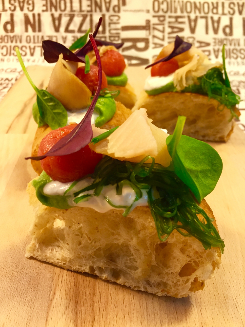 Galleria fotografica






Patrick Ricci, Pomodoro & Basilico, San Mauro Torinese (Torino)

Emozioni - Foie gras con criollo 100%, mostarda di fichi e mousse al caffè. Sottotitolo, l'amore in un morso. Resta in bocca un gusto finale di amaro e dolce, è un po' la sensazione che si prova quando si vive un amore, ma nei momenti un po' tristi, dopo una lite o quando non è corrisposto – foto Luca Appiotti









Simone Lombardi, Dry, Milano

Pizza anguilla al cartoccio, cime di rapa e provola affumicata - Un piatto dalla prevalente nota affumicata data dalla cottura dell’anguilla nel forno a legna. Le cime di rapa ne risaltano: sapidità, grassezza e tendenza amarognola









Leonardo Giannico, Taverna Gourmet, Milano

Pizza polipo e cime di rapa, impasto al nero di seppia – Con vellutata di broccoli calabresi cime di rapa e polipo alla plancia, il tutto accompagnato da un bicchierino di acqua di polipo, lime e pepe nero, per sciacquare la bocca e accompagnare la pizza









Antonio Pappalardo, La Cascina dei Sapori, Rezzato (Brescia)

Pizza da degustazione con tagliatelle di seppia, caco, noce macadamia e frutto della passione - L'abbiamo proposta in anteprima per la serata di beneficienza che abbiamo organizzato a favore della fondazione PInAC ed è piaciuta molto. L'ho creata insieme al mio secondo Matteo Attianese, perché abbiamo visto che in precedenza abbiamo proposto la seppia in alcune pizze ma sempre con poco successo. Quindi cambiando forma alla seppia (prima cotta sottovuoto e poi tagliata con l'affettatrice a mó di tagliatella) ho notato che è stata molto apprezzata









Denis Lovatel, Da Ezio, Alano di Piave (Belluno)

In-fusioni - La pizza inaugura un progetto al quale tengo molto, prevede la creazione di 12 pizze d'autore ideate insieme ad altrettanti importanti chef. Ne proporremo una al mese qui Da Ezio. Questo mese partiamo con una pizza creata insieme a Francesco Brutto di Undicesimo Vineria, premiato di recente come Miglior Chef Emergente del Nordest. Insieme abbiamo pensato una pizza bianca con fiordilatte, topinambur al forno, chips di cavolo nero, succo di cavolo nero, noci e infuso di Pu'er, un particolare tè post-fermentato cinese della regione della Yunnan, che più invecchia e più migliora. Sulla pizza usiamo un Pu'er del 1998 con sentori di noce, cantina, terra e corteccia. In generale è una pizza che gioca sull'armonia e non sui contrasti, i gusti si richiamano a vicenda









Alberto Morello, Gigi Pipa, Este (Padova)

Gennaio nell'orto - La verdura è ovviamente di nostra produzione (broccolo verde, finocchio con aneto, cipolla caramellata, spuma di spinaci e parmigiano, chips di broccolo fiolaro)









Ruggero Ravagnan, Grigoris, Mestre (Venezia)

Cavolo che sarda! - Fiordilatte, cavolo nero, sarda al forno, peperoncino fresco, pane croccante di Petra9, finocchietto









Simone Padoan, I Tigli, San Bonifacio (Verona)

Pizza raperonzoli e pasta di salame - Perché per me è la perfetta trasposizione di ricordi di infanzia in un piatto moderno, capace di attualizzare sapori tradizionali tipici di questo periodo






