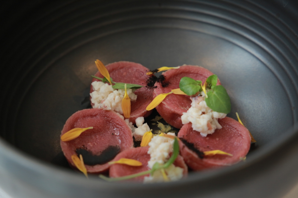 Galleria fotografica






Pomodorino ricostruito









Pasta soffiata cacio e pepe









Anatra alla plancia, puntarelle e melograno






