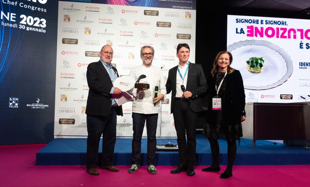 Pedro Sanchez, Diretore Commerciale di Aquanaria, premia Massimo Bottura dell'Osteria Francescana di Modena col premio No Waste

