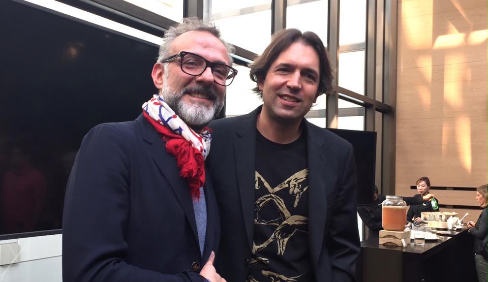 Galleria fotografica






Con l'aereo che sarebbe atterrato all'aeroporto di Melbourne alle 4.20 del mattino di martedì 4 aprile, ha fatto davvero piacere entrare della stanza 1729 del Langham Hotel lungo la South Bank del fiume Yarra e trovarvi della frutta fresca









Lo skyline notturno di Melbourne dalla camera al Langham. Il sole sarebbe sorto un paio d'ore dopo









Prima colazione con vista sul centro di Melbourne e il corso del fiume Yarra









Nicolas Chatenier, responsabile del panel francese nella giuria dei 50 Best, ha invitato stampa, cuochi e amici al Philippe Restaurant in pieno centro di Melbourne. «La Francia e i Fifty hanno avuto in passato relazioni torbulente che stiamo superando e così eccoci qui da uno chef che ha lavorato per anni e anni con Paul Bocuse». In effetti Philippe Mouchel è quanto di più lontano possiamo aspettarci oggi da una tavola contemporanea. Da un eccesso all'altro?









Clement Vachon e Yannick Alléno









Mauro Colagreco e Massimiliano Alajmo. Per la prima volta è toccato al fratello chef rappresentare le Calandre ai 50 Best. In passato, a Londra e a New York, era sempre andato Raffaele Alajmo









Dominique Crenn, argento vivo









Una tavola italiana è sempre allegra e calamita tutti, anche Yoshihiro Narisawa









La prima cena a Melbourne? Cafè Di Stasio, la buona Italia nel mondo









Rinaldo Di Stasio, per tutti Ronnie, produce vino nella Yarra Valley dal 1994. Le etichette le cura suo padre in maniera molto singolare: scrivendo l'originale a mano



















«DOC, siamo nati pizzaioli» è scritto su una grande lavagna in una delle due pizzerie chiamate DOC da Tony Nicolini. Questa è quella in Albert Park









La stessa inquadratura di prima ma con i fattori invertiti per evidenziare la foto di papà Nicolini quando era un giovane pizzaiolo arrivato nella metropoli dello stato di Victoria









Volo di mongolfiere su Melbourne all'alba di mercoledì 5 aprile 2017









Mercoledì 5 aprile, ore 9.30 del mattino, il giorno della verità dei Fifty Best 2017: la tensione di Massimo Bottura in attesa della sera






