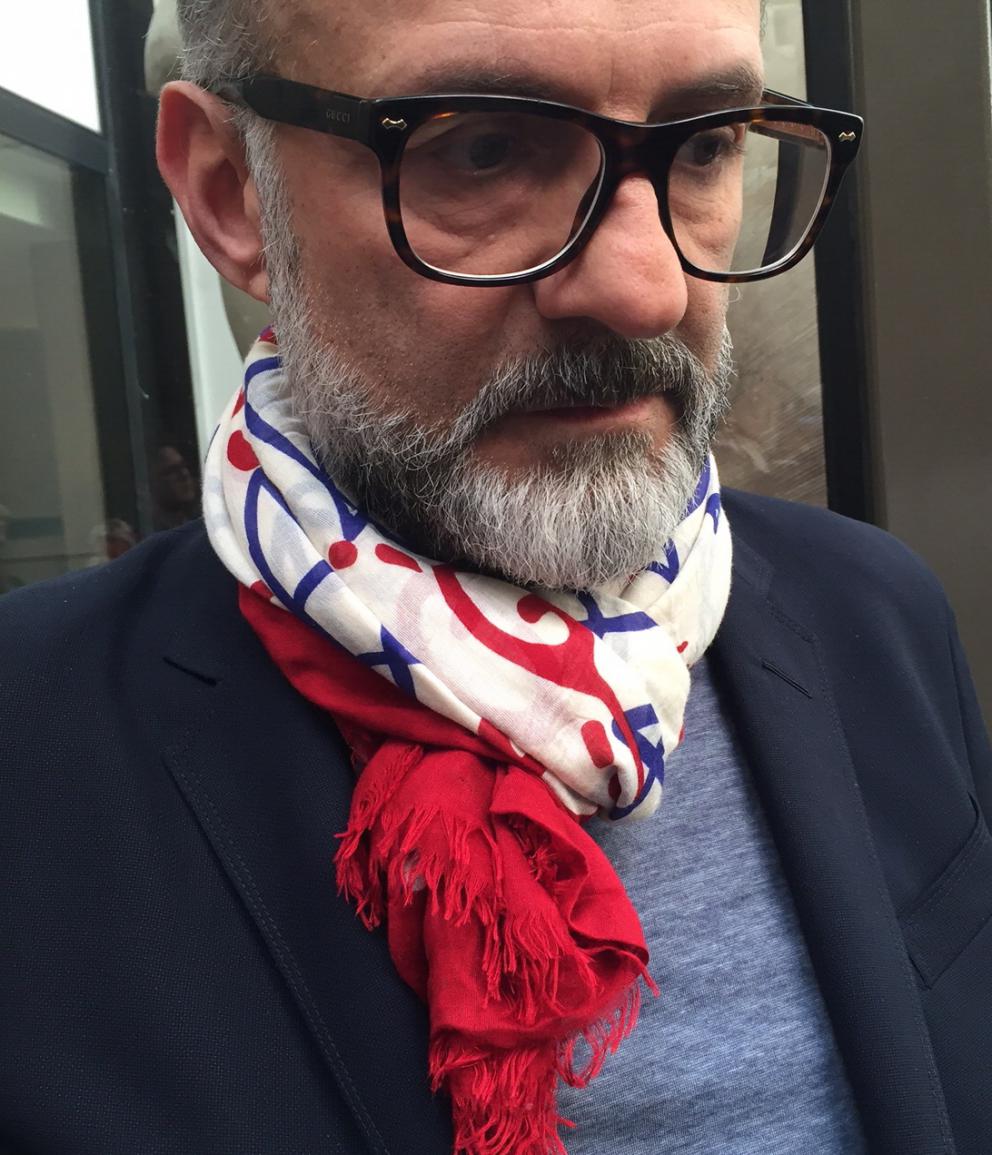 Galleria fotografica






Con l'aereo che sarebbe atterrato all'aeroporto di Melbourne alle 4.20 del mattino di martedì 4 aprile, ha fatto davvero piacere entrare della stanza 1729 del Langham Hotel lungo la South Bank del fiume Yarra e trovarvi della frutta fresca









Lo skyline notturno di Melbourne dalla camera al Langham. Il sole sarebbe sorto un paio d'ore dopo









Prima colazione con vista sul centro di Melbourne e il corso del fiume Yarra









Nicolas Chatenier, responsabile del panel francese nella giuria dei 50 Best, ha invitato stampa, cuochi e amici al Philippe Restaurant in pieno centro di Melbourne. «La Francia e i Fifty hanno avuto in passato relazioni torbulente che stiamo superando e così eccoci qui da uno chef che ha lavorato per anni e anni con Paul Bocuse». In effetti Philippe Mouchel è quanto di più lontano possiamo aspettarci oggi da una tavola contemporanea. Da un eccesso all'altro?









Clement Vachon e Yannick Alléno









Mauro Colagreco e Massimiliano Alajmo. Per la prima volta è toccato al fratello chef rappresentare le Calandre ai 50 Best. In passato, a Londra e a New York, era sempre andato Raffaele Alajmo









Dominique Crenn, argento vivo









Una tavola italiana è sempre allegra e calamita tutti, anche Yoshihiro Narisawa









La prima cena a Melbourne? Cafè Di Stasio, la buona Italia nel mondo









Rinaldo Di Stasio, per tutti Ronnie, produce vino nella Yarra Valley dal 1994. Le etichette le cura suo padre in maniera molto singolare: scrivendo l'originale a mano



















«DOC, siamo nati pizzaioli» è scritto su una grande lavagna in una delle due pizzerie chiamate DOC da Tony Nicolini. Questa è quella in Albert Park









La stessa inquadratura di prima ma con i fattori invertiti per evidenziare la foto di papà Nicolini quando era un giovane pizzaiolo arrivato nella metropoli dello stato di Victoria









Volo di mongolfiere su Melbourne all'alba di mercoledì 5 aprile 2017






