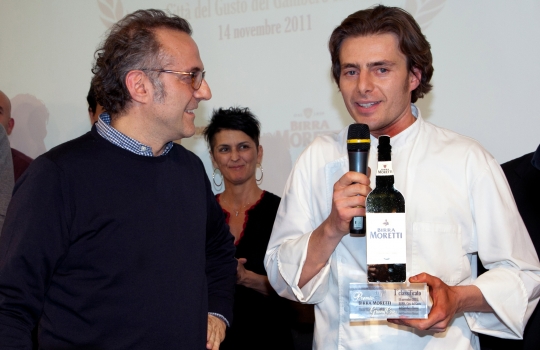 Galleria fotograficaIl Teatro del Gusto, al terzo piano della Citt&agrave; del Gusto del Gambero Rosso a Roma, Il teatro ha ospitato la finale della prima edizione del Premio Birra Moretti Grand Cru.Paolo MarchiFederico de Cesare Viola, giornalista, e Alessandra Medolago, titolare di Cantiere di Comunicazione.Alberto Rini con la sua assistente
&nbsp;La Pasta e fagioli di Alberto Rini
&nbsp;Giovanni Sorrentino con il suo assistente
&nbsp;Il Tiramis&ugrave; di Antonio Cuomo
&nbsp;Baccal&agrave; confit in grasso d'oca con mostarda di zucca al cren e laccatura di Birra Moretti Gran Cru di Daniele Zennaro
&nbsp;Giuliano BaldessariIl Carpaccio di manzo al ginepro di Giuliano BaldessariIl Ghiacciolo di birra di Giuliano BaldessariMario CapitaneoMelanzane e birra di Mario CapitaneoL'Oro di Napoli di Mario Strazzullo
&nbsp;Miah Sohel e il suo assistente
&nbsp;La terra incontra il mare di Miah Sohel
&nbsp;Il Baccal&agrave; va in vacanza di Fabrizio Ferrari
&nbsp;La Pasta e fagioli di Mirko MatteoniLa cerimonia di premiazione della prima edizione del Premio Birra Moretti Grand Cru. Da sinistra Paolo Marchi, Alfredo Pratolongo (Heineken Italia) e Carlo Ottaviano (Gambero Rosso) 