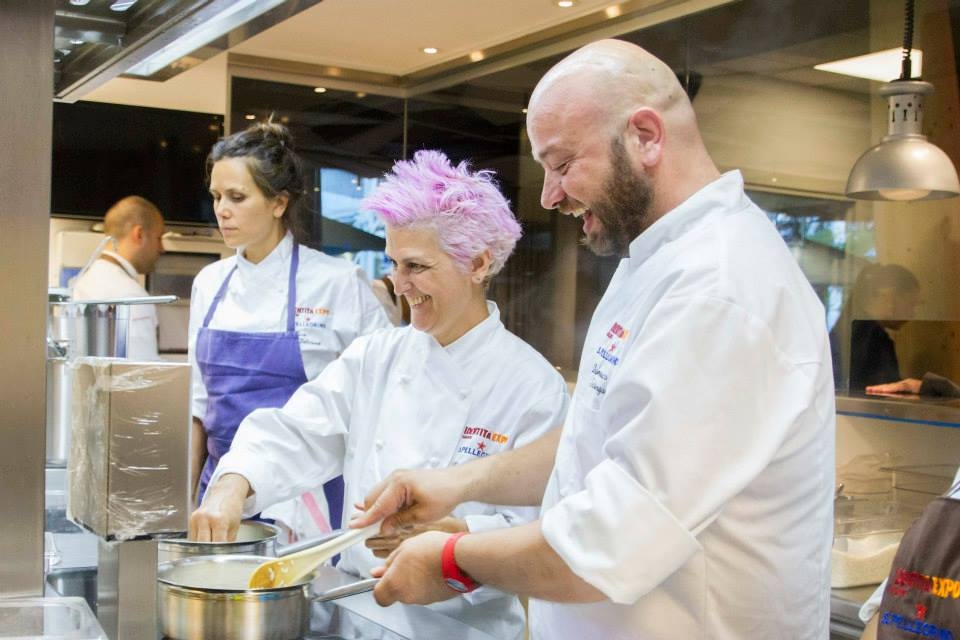 Galleria fotografica






Una grande squadra








Con Domenico Schingaro, suo fidato secondo








Con il vecchio amico Ugo Alciati








A colloquio con Niko Romito








Al lavoro con Carlo Cracco








Si pianifica con Davide Scabin








Con Moreno Cedroni al pass








Joe Bastianich in visita in cucina








Tutti raccolti intorno ad Andrea Berton








Uno dei molti menu firmati da Ribaldone








Antonino Cannavacciuolo dirige le operazioni








A lezione da Pino Cuttaia





