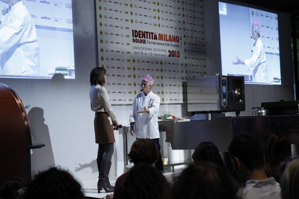 Galleria fotografica






Simone Salvini sul palco: "Il magnifico mondo dei legumi - Un sano equilibrio tra tradizione e creatività!"








Sulla sinistra, Fabio Abbattista, che ha presentato la lezione "Un sano piacere italiano"








Molto interessante e applaudito l'intervento del catalano (ma lavora in Cantabria) Sergio Bastard








Femke van den Heuvel, dall'Olanda per parlarci di "Cucina vegetale da leccarsi i baffi come medicina"





