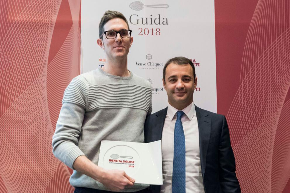 Galleria fotografica






Giovane famiglia. Angelo Cremonini di Olitalia premia Valeria Piccini, Andrea e Maurizio Menichetti, Da Caino - Montemerano (Grosseto)









Sorpresa dell’anno. Anna Maschio di Bonaventura Maschio premia Federico La Paglia di Sikélaia – Milano 









Il miglior cestino del pane: Piero Gabrieli, responsabile marketing di Molino Quaglia premia Francesco Apreda con Simona Piga , pasticciera e responsabile dei lievitati, Imàgo dell’hotel Hassler – Roma 






