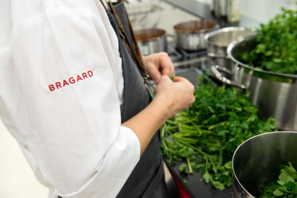 Galleria fotografica






Il viaggio nel mondo di Grana Padano è iniziato il primo giorno di congresso con due degustazioni orizzontali tenute dal Consorzio di Tutela ed è terminato con lo chef Andrea Ribaldone e i suoi sfiziosissimi finger food. La domenica Matteo Baronetto (nella foto con gli GnamBox ed Elisabetta Serraiotto, responsabile Marketing di Grana Padano) ha preparato originali tapas ideate per l'occasione, mentre per la giornata di chiusura il maestro Franco Pepe ci ha regalato la sua personale interpretazione della pizza fritta con il Grana Padano









Durante la pausa lavori, dalle 13 alle 15, lo spazio S.Pellegrino ha offerto ai visitatori del congresso la degustazione di un piatto d’autore: il sabato di Paolo Griffa e Alessandro Rapisarda (nella foto), finalisti rispettivamente della prima e della seconda edizione di S.Pellegrino Young Chef, la domenica un dolce di Loretta Fanella e lunedì il piatto Carciofo&Carciofo di Cristina Bowerman. Domenica alla tavola rotonda Coltivare il talento gli chef Cristina Bowerman, Caterina Ceraudo, Loretta Fanella, Anthony Genovese, Davide Oldani, Ciccio Sultano, Paolo Griffa e Alessandro Rapisarda hanno raccontato storie di successo tra maestri e allievi. E poi è stata da non perdere la specialissima Experience Box...









Giovanni Pellegrino, Alberto Basso e Giuseppe Lo Iudice (nella foto), giovani talenti del Premio Birra Moretti Grand Cru, hanno proposto le loro creazioni ideate in abbinamento con Birra Moretti Grand Cru, rispettivamente: Beer Donuts con Birra Moretti La Bianca, Pancia di maiale iberico, luppolo e Birra Moretti Grand Cru e Anatra alla Birra Moretti Lunga Maturazione, anche in abbinamento









Le miscele iTierra! Origins, in cui si coniugano eccellenza del prodotto, rispetto per l’ambiente e attenzione al sociale e la special edition di “Kafa”, uno dei caffè più pregiati al mondo che nasce nella foresta etiope, sono stati i  protagonisti dello spazio espositivo Lavazza, che ha ospitato un ’esperienza sensoriale con esclusivi aperitivi di food pairing firmati dallo chef Cesare Battisti e dal bartender Dennis Zoppi. A stupire i visitatori l’esclusiva auto “stellata” Smart Forfood, primo ristorante su quattro ruote nato dalla collaborazione tra Lavazza, Mercedes-Benz Italia, Michelin, Focaccia Group e Medici Style, sotto la direzione creativa di Davide Oldani (foto)









Allo stand di Vino Libero & Compagnia, il gruppo Fontanafredda (nella foto, Andrea Farinetti) ci ha raccontato la biodiversità agroalimentare italiana con un viaggio di degustazioni attraverso l’Italia del vino, tra le regioni più importanti del panorama enologico italiano, dal Piemonte fino alla Sicilia









Dopo 4 anni dalla prima edizione è tornato Bread Religion nello spazio Petra Molino Quaglia. Cuochi, pizzaioli, pasticcieri e panettieri hanno accompagnato gli ospiti del congresso lungo un viaggio di profumi e sapori che parte dal grano. Pagnotte da affettare, ciabatte alveolate, focacce salate e dolci lievitati, panini morbidi o con la crosta, impasti di lievito madre con farine Petra macinate a pietra o biologiche, con e senza glutine: queste le forme del pane che i professionisti ospiti hanno farcito per interpretare la loro idea del “viaggio”









Le Cantine Ferrari hanno scelto Identità Golose per continuare il percorso di approfondimento sull’Arte dell’Ospitalità avviato lo scorso anno con The World’s 50 Best Restaurants. Il tema dell’accoglienza, molto sentito da Ferrari che da anni si impegna a valorizzare l’importante ruolo della sala, è stato raccontato sul palcoscenico dell’Auditorium alla scoperta degli elementi che rendono indimenticabile l’esperienza gastronomica. Nella giornata di lunedì lo spazio Ferrari ha offerto degustazioni di Riserve Trentodoc: Perlè, Perlè Bianco, Perlè Nero e Perlè Rosè, abbinati alle creazioni di Alfio Ghezzi, del ristorante Locanda Margon di proprietà della famiglia Lunelli (nella foto, Matteo Lunelli a Identità Milano)









Regione Lombardia ha presentato i suoi prodotti agroalimentari di qualità, un’ampia rappresentanza che si colloca ai primi posti a livello nazionale: 34 prodotti Dop e Igp, 249 prodotti tradizionali di valenza storica, 41 vini tra Docg, Doc e Igt. Allo stand di Regione Lombardia si sono alternati produttori della Valtellina, del territorio comasco e dell’Oltrepò Pavese con degustazioni dei migliori prodotti e vini locali









Il Pastificio Felicetti ha fatto viaggiare la pasta coinvolgendo tre grandi chef al Monograno Diner: Carlo Cracco (nella foto, con Paolo Lopriore) ha presentato un piatto di pasta in chiave italiana, Giorgio Nava ha proposto una cucina sudafricana e Luca Fantin una ricetta ispirata ai sapori del Giappone. Un viaggio tra i sapori del profondo sud e dell’estremo oriente che parte da casa, dall’Italia. Ogni giorno si sono alternati ai fornelli tre giovani cuochi italiani: Lucia Tellone, Sara Preceruti e Antonio Colombo, per interpretare il nuovo nato in casa Felicetti: Il Valentino, lo spaghettone dalle dimensioni più generose









Si è aperto con un omaggio a Iginio Massari (nella foto) l’importante programma dedicato alla pasticceria d'autore che ha visto Valrhona protagonista al congresso. Dossier Dessert è stata l’occasione per osservare il mondo delle pasticcerie secondo la prospettiva internazionale che caratterizza l’approccio di Valrhona, da sempre impegnata a valorizzare l’innovazione e la creatività ponendo al centro il lavoro di tanti giovani professionisti









Alce Nero ha accolto il tema del viaggio costruendo un percorso che parla di materie prime biologiche e di luoghi in cui vengono coltivate. I visitatori hanno incontrato sapori e territori attraverso quattro diverse degustazioni di 12 prodotti, scandite ogni giorno al ritmo di colazione con yogurt, miele e frollini, pranzo con pasta, riso e cereali, merenda con cioccolato, composte di frutta e succhi e aperitivi con olio extravergine di oliva, pomodori e nettari di frutta









Lo spazio espositivo di Autogrill ha ricostruito Bistrot, l’innovativo concept realizzato in collaborazione con l’Università degli Studi di Scienze Gastronomiche di Pollenzo per valorizzare i prodotti tipici e il recupero delle pratiche artigianali. Per accompagnare i visitatori in un immaginario “viaggio lungo un giorno” è stato ricreato un “open-lab” dove riflettere sui nuovi trend del food, attraverso i vari momenti della giornata









«Identità di Champagne è l’appuntamento imperdibile per scoprire il prestigio della più antica Maison de Champagne» ha affermato Andrea Pasqua (nella foto), senior brand manager di Ruinart in Italia. Quest’anno il protagonista è Ruinart Rosé, l’espressione golosa del gusto Ruinart, un elegante connubio tra lo Chardonnay e il Pinot Noir. Le creazioni enoiche dello chef de caves Frédéric Panaiotis hanno mostrato la versatilità dell’abbinamento tra l’alta gastronomia e le bollicine francesi con tre degustazioni giornaliere nel Ruinart Lounge









Berto’s, partner ufficiale per la realizzazione di tutti gli impianti di cottura, ha presentato La Cucina, una nuova divisione su misura che esalta i valori dell’unicità. Vera protagonista sul palcoscenico dell’Auditorium, La Cucina è uno strumento unico, disegnato e realizzato in esclusiva. Allo stand Berto’s si sono alternati cooking show di Paolo Cappuccio, Nicola Dinato e Alessandro Borghese. «Le nostre cucine viaggiano in più di 90 paesi da oltre 40 anni – ha spiegato Enrico Berto - La contaminazione con le altre culture e gli altri mondi è stata fondamentale per portare l’azienda a sviluppare il prodotto che abbiamo presentato a Identità Golose»









Besser Vacuum ci ha illustrato tecniche di cottura sottovuoto e cooking show con degustazioni degli chef Paolo Cappuccio (nella foto) e Marco Marras, assieme alla presentazione del libro dello chef Cappuccio Carne e Foie Gras – Tecniche di cottura e design del piatto, un manuale-ricettario sulle cotture sottovuoto






